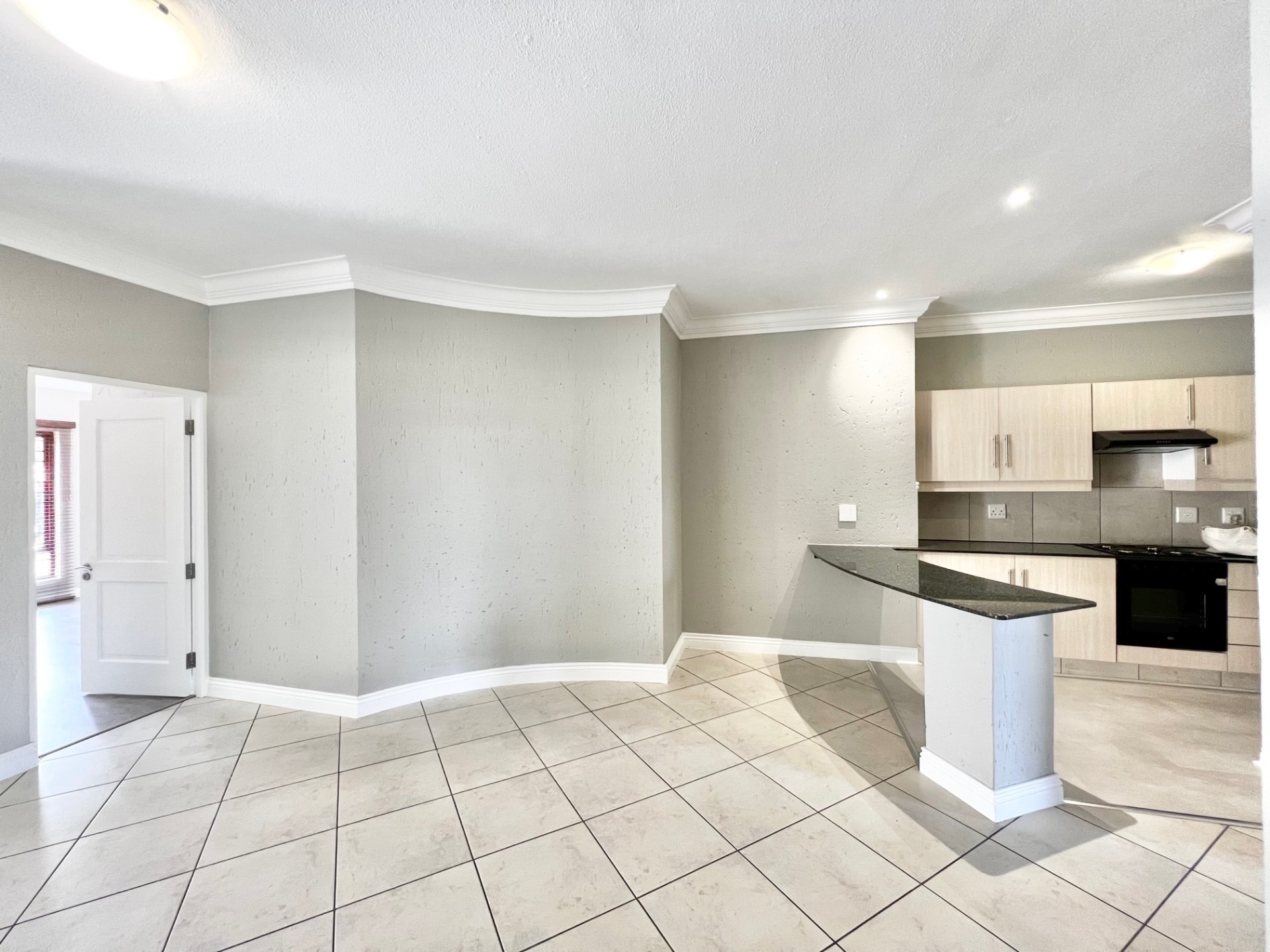 Immaculate and Spacious 2-Bedroom, 2-Bathroom Upstairs Apartment in Duo Via Centrale