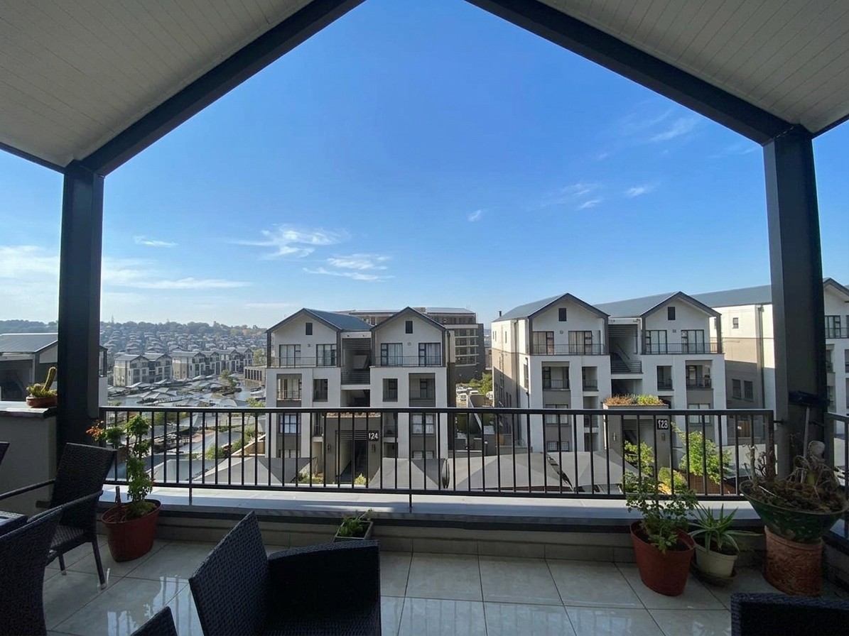 2 bedroom Penthouse Apartment For Sale in Munyaka, Waterfall, Midrand