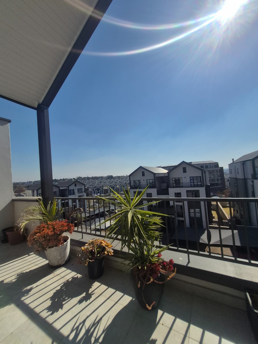 2 bedroom Penthouse Apartment For Sale in Munyaka, Waterfall, Midrand