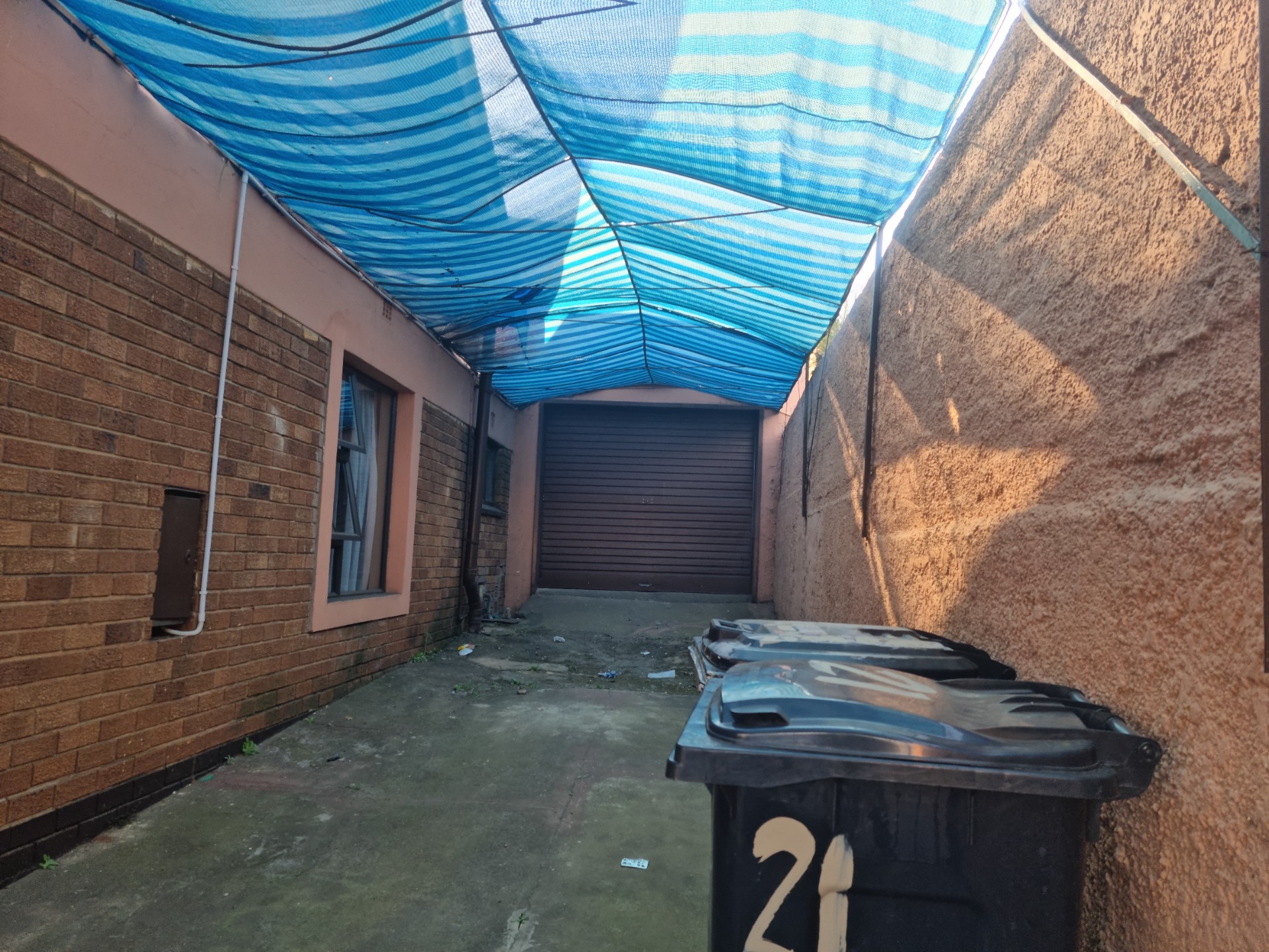 Large Corner 4 Bed House in Bosmont with a Pool