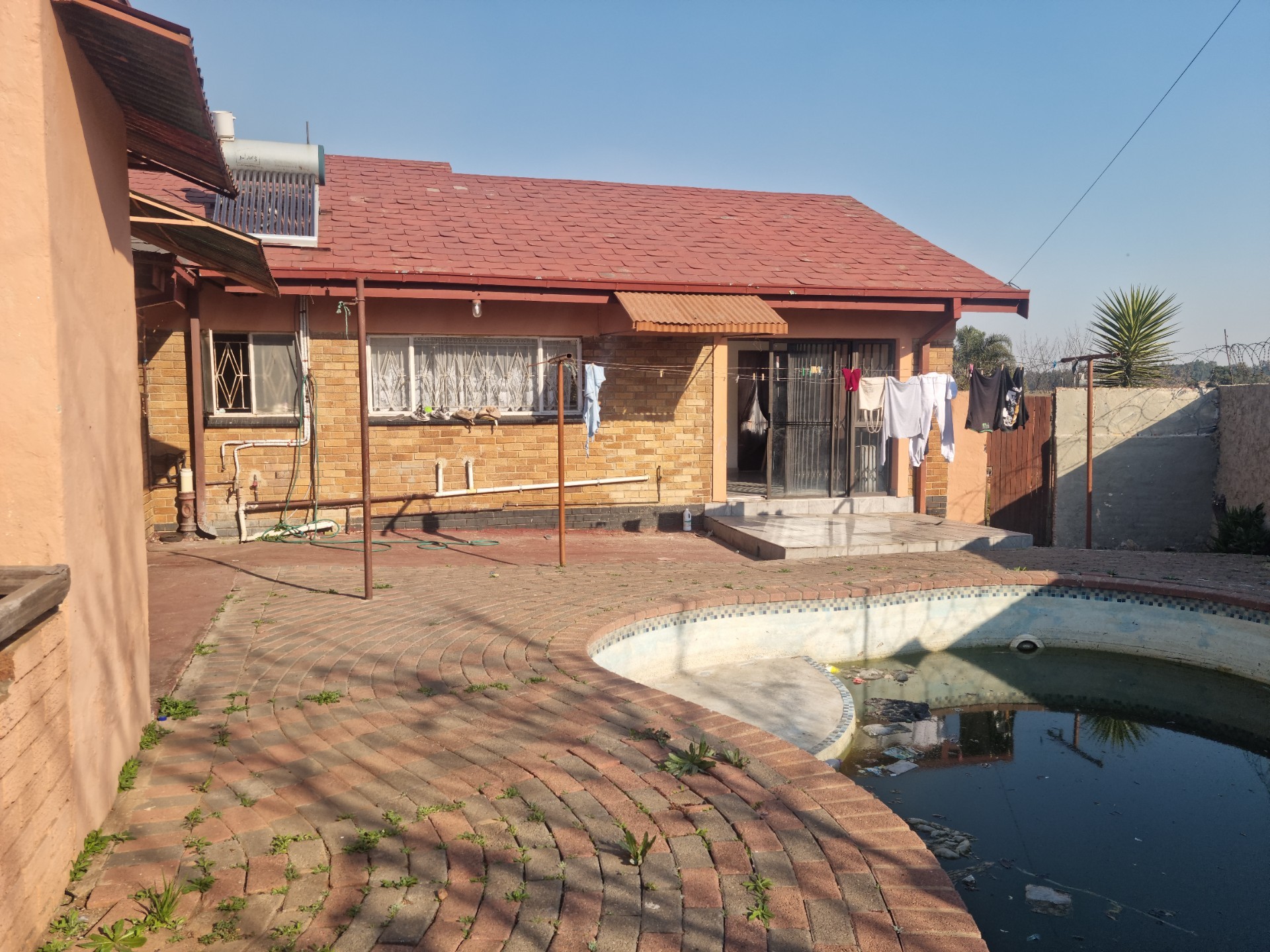 Large Corner 4 Bed House in Bosmont with a Pool