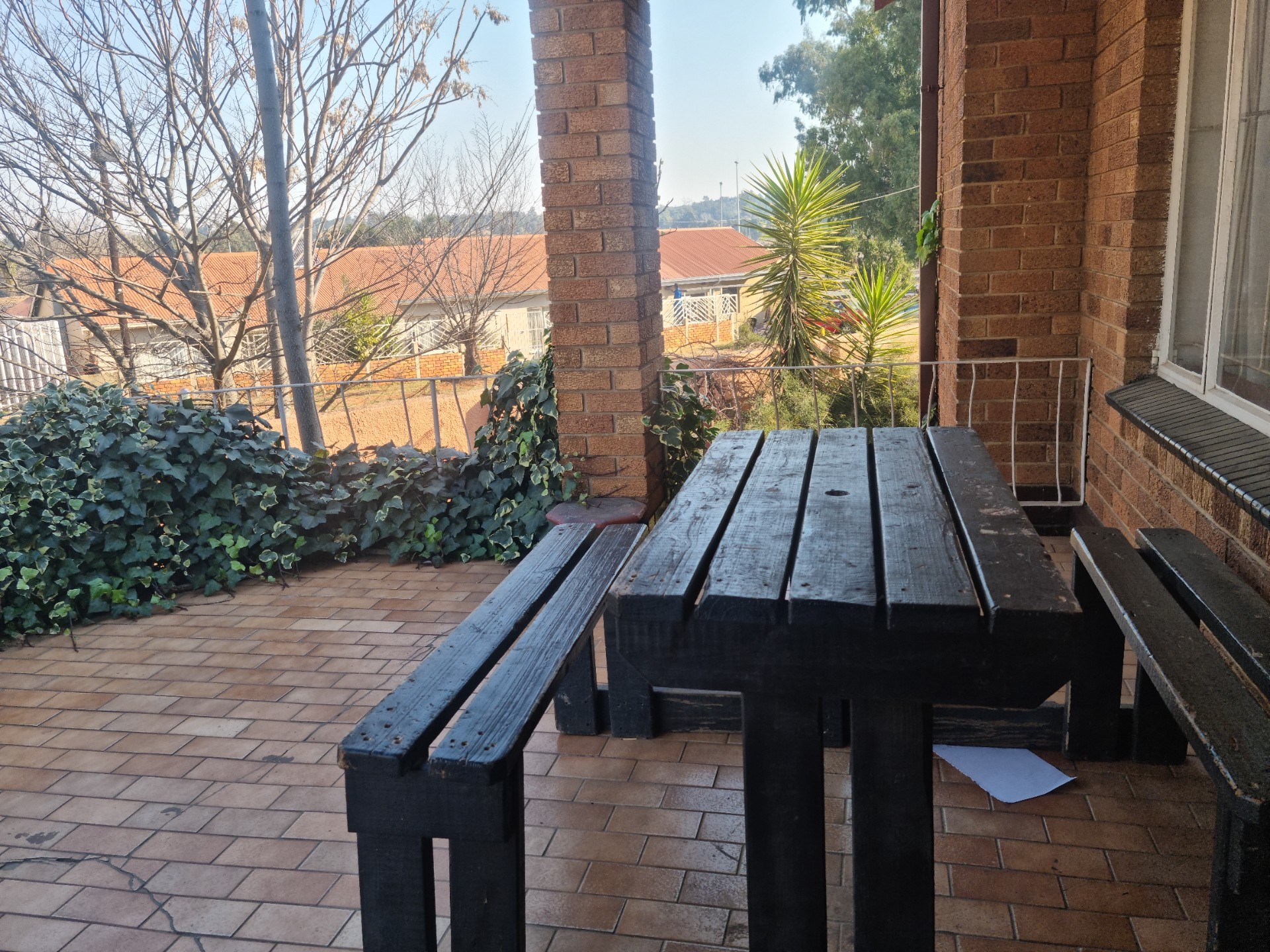 Large Corner 4 Bed House in Bosmont with a Pool