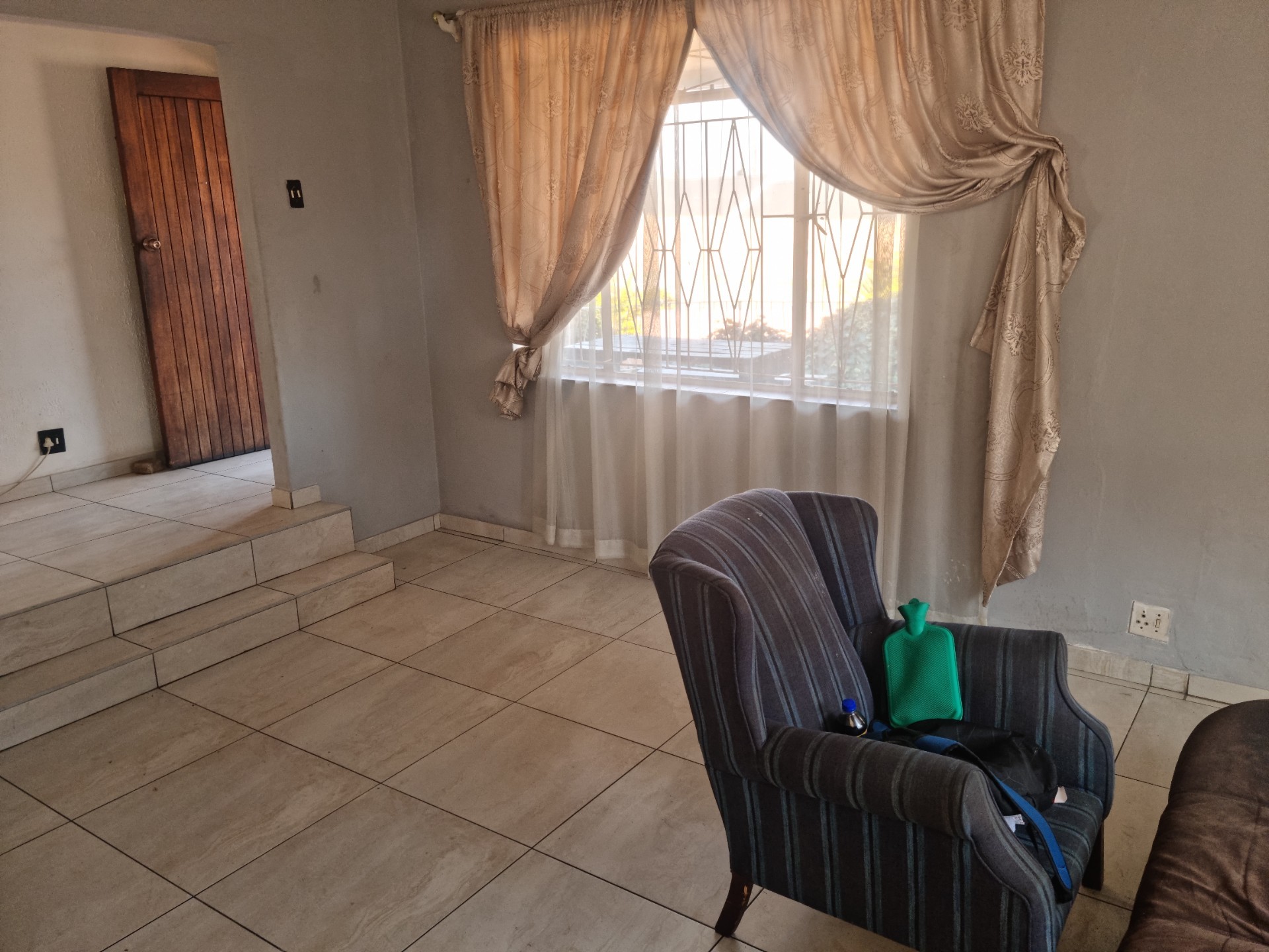 Large Corner 4 Bed House in Bosmont with a Pool