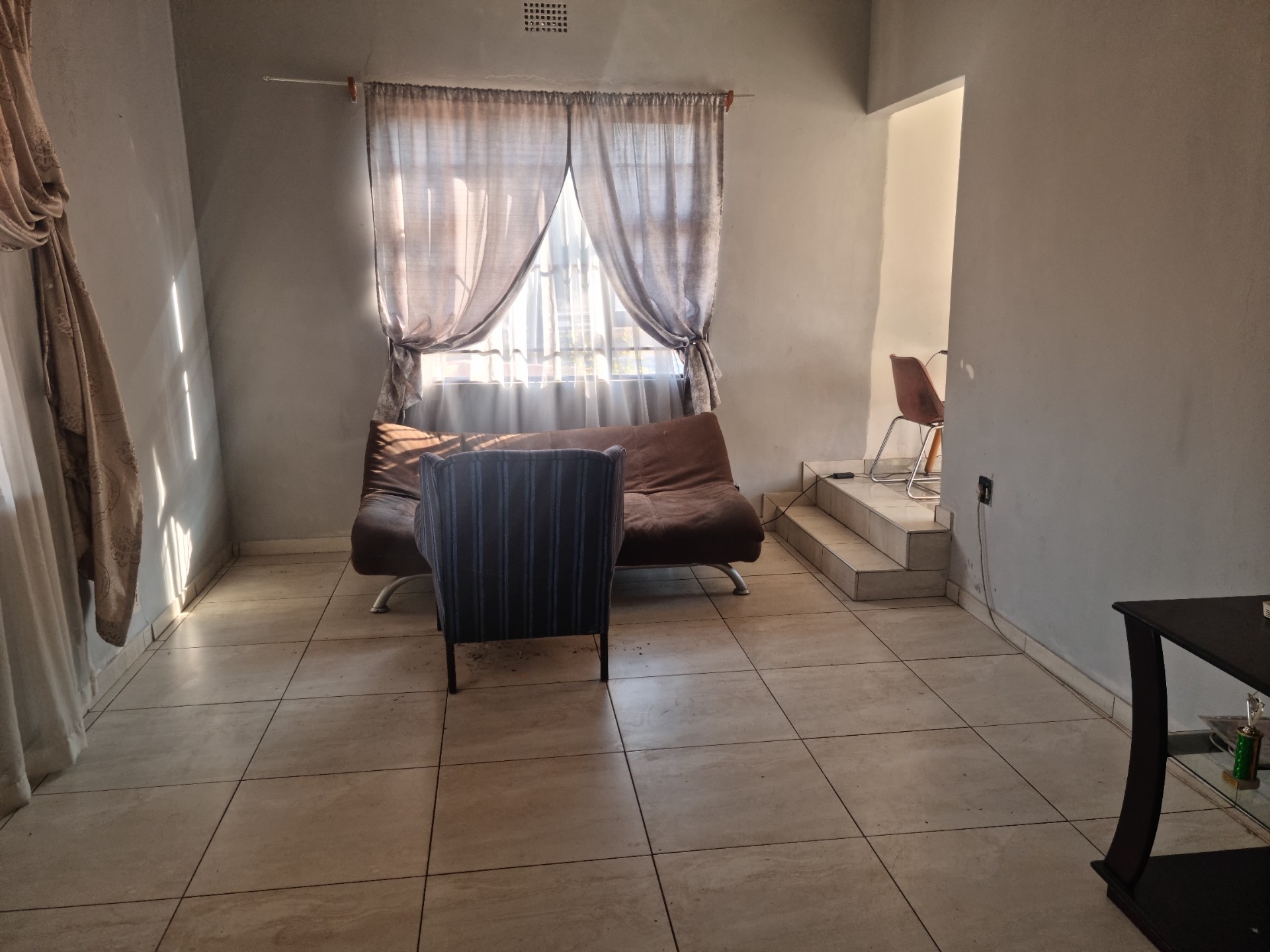 Large Corner 4 Bed House in Bosmont with a Pool
