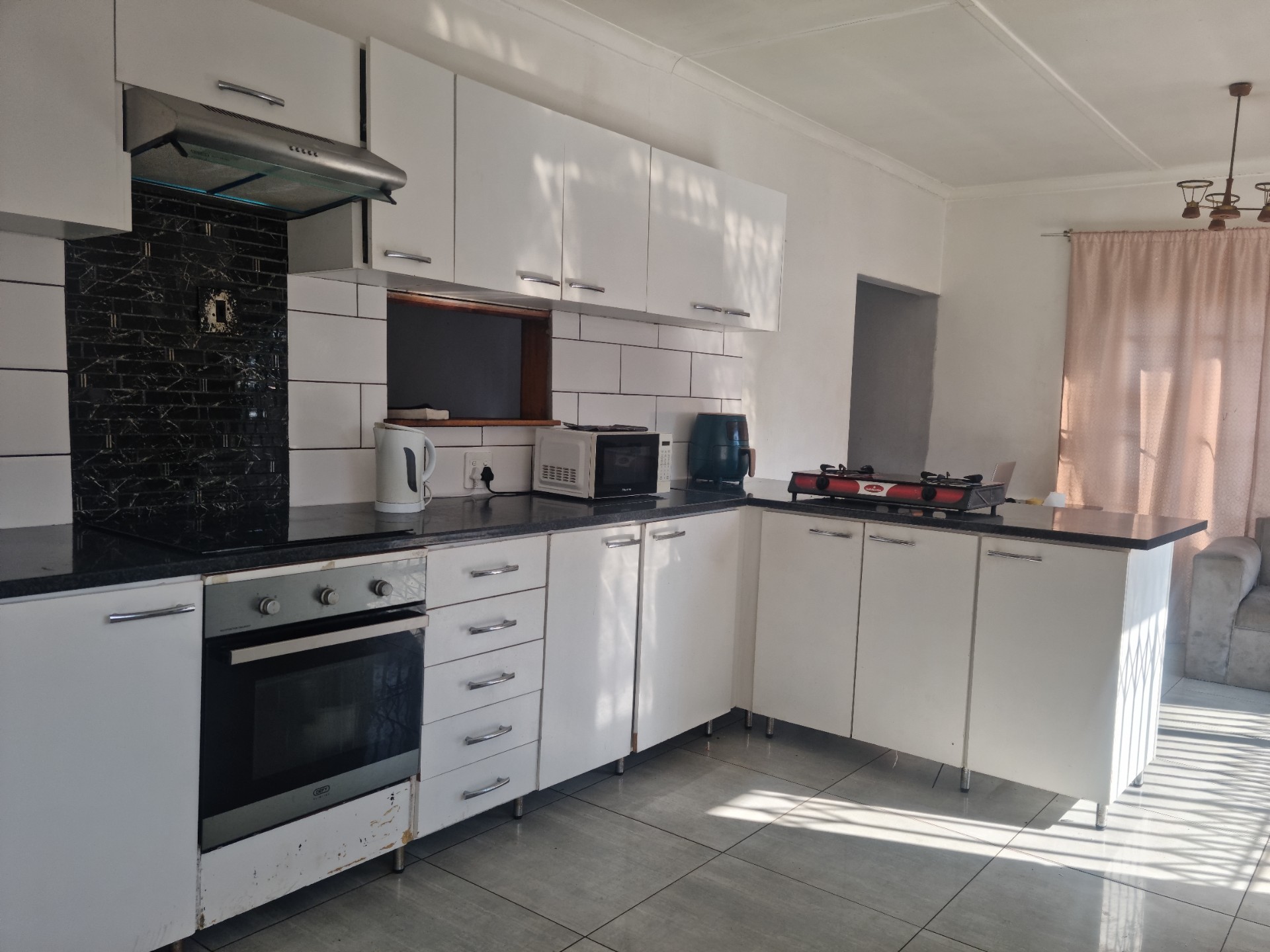 Large Corner 4 Bed House in Bosmont with a Pool
