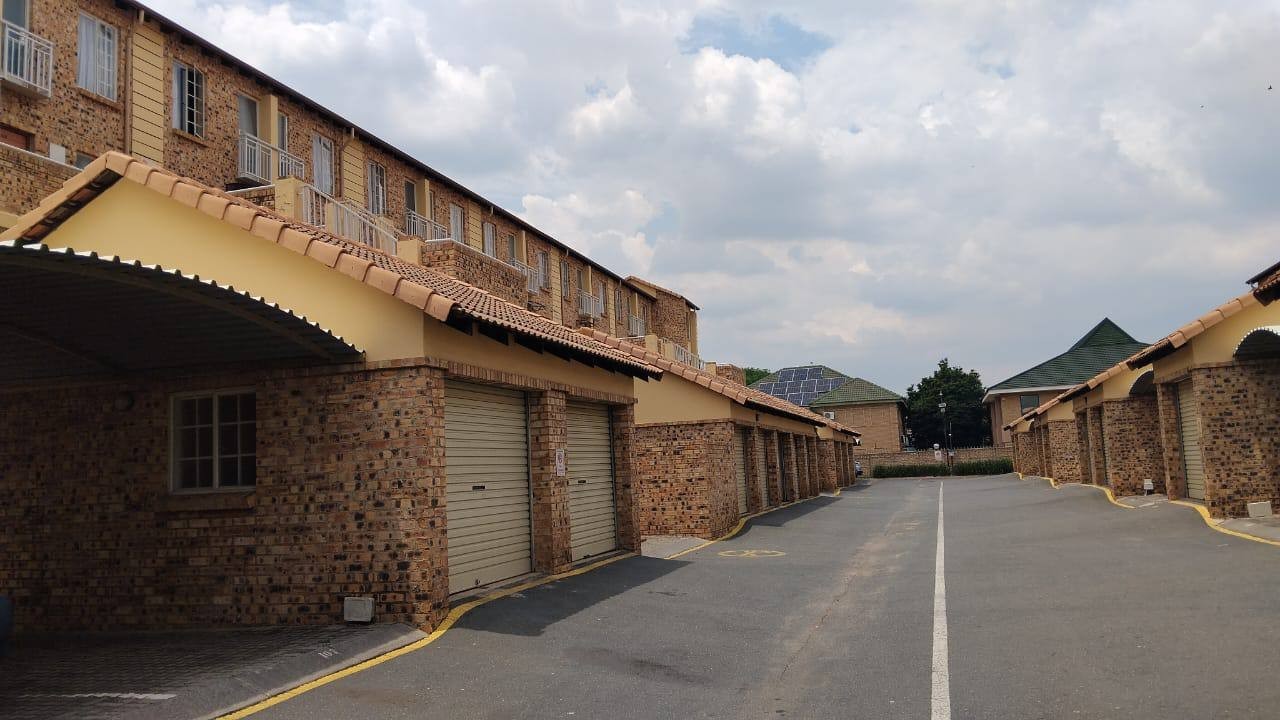 Apartment For Sale in Vorna Valley, Midrand