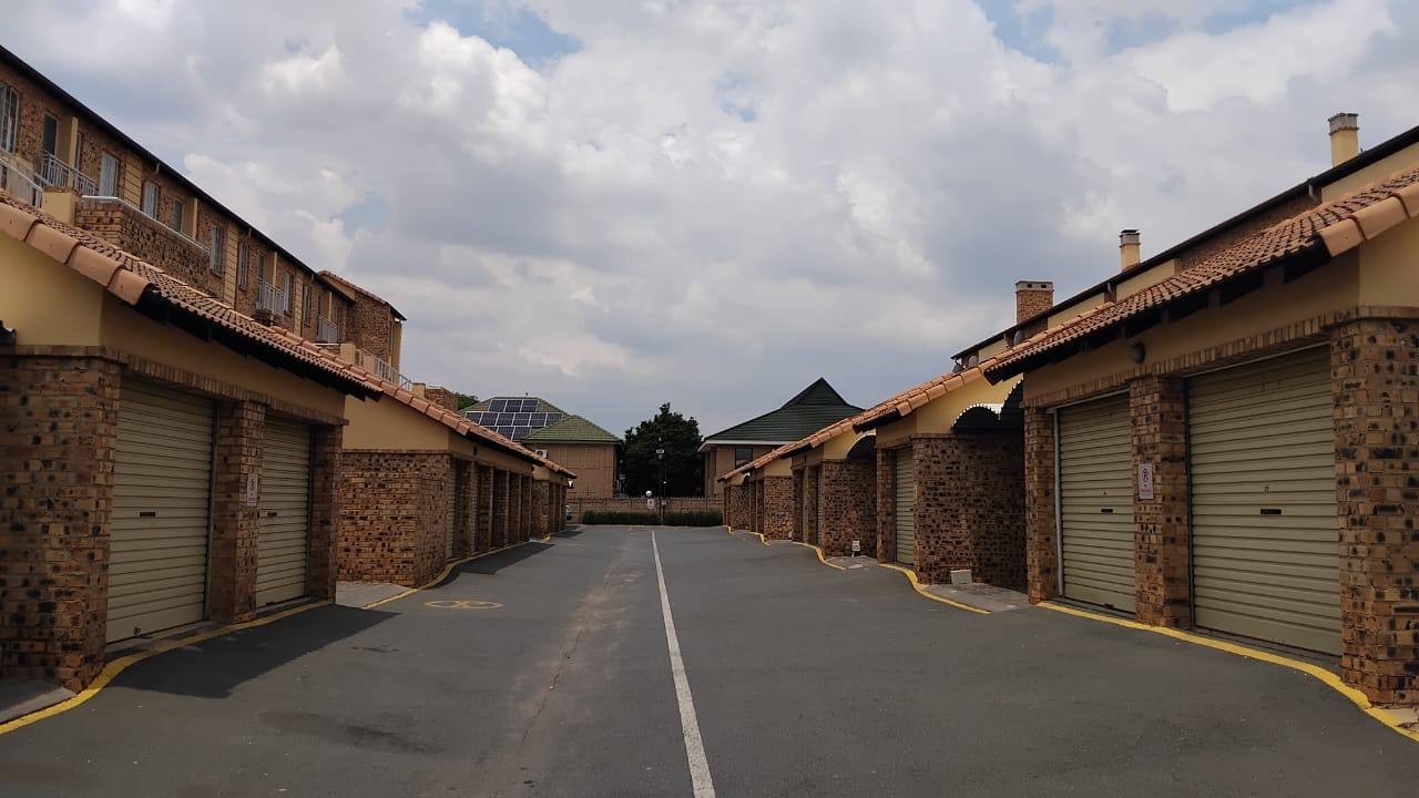 Apartment For Sale in Vorna Valley, Midrand