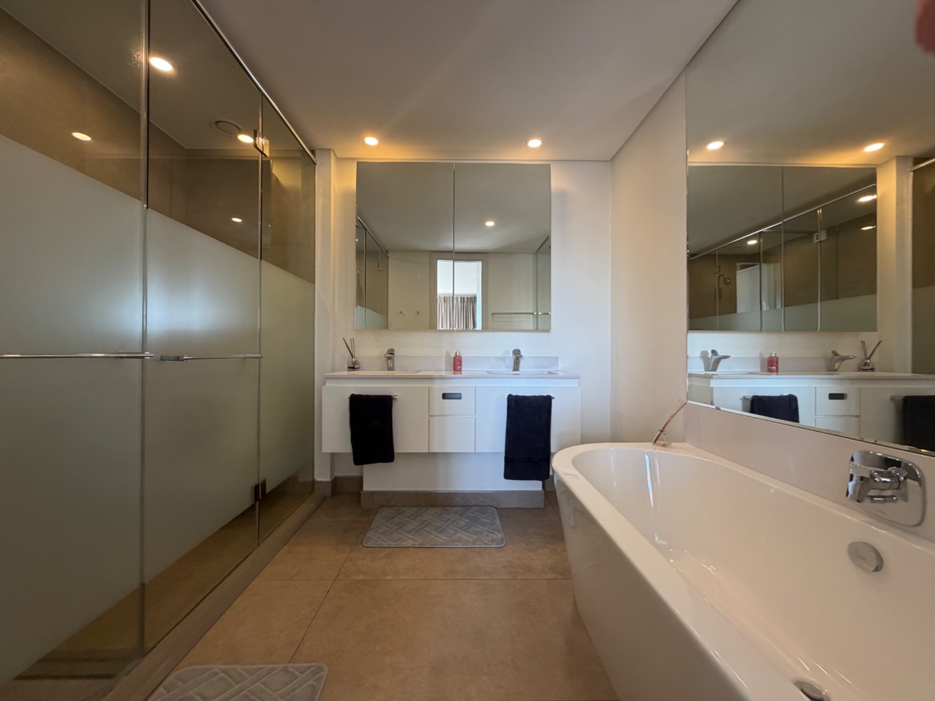 1 Bed Luxury Apartment To Rent in Sandton