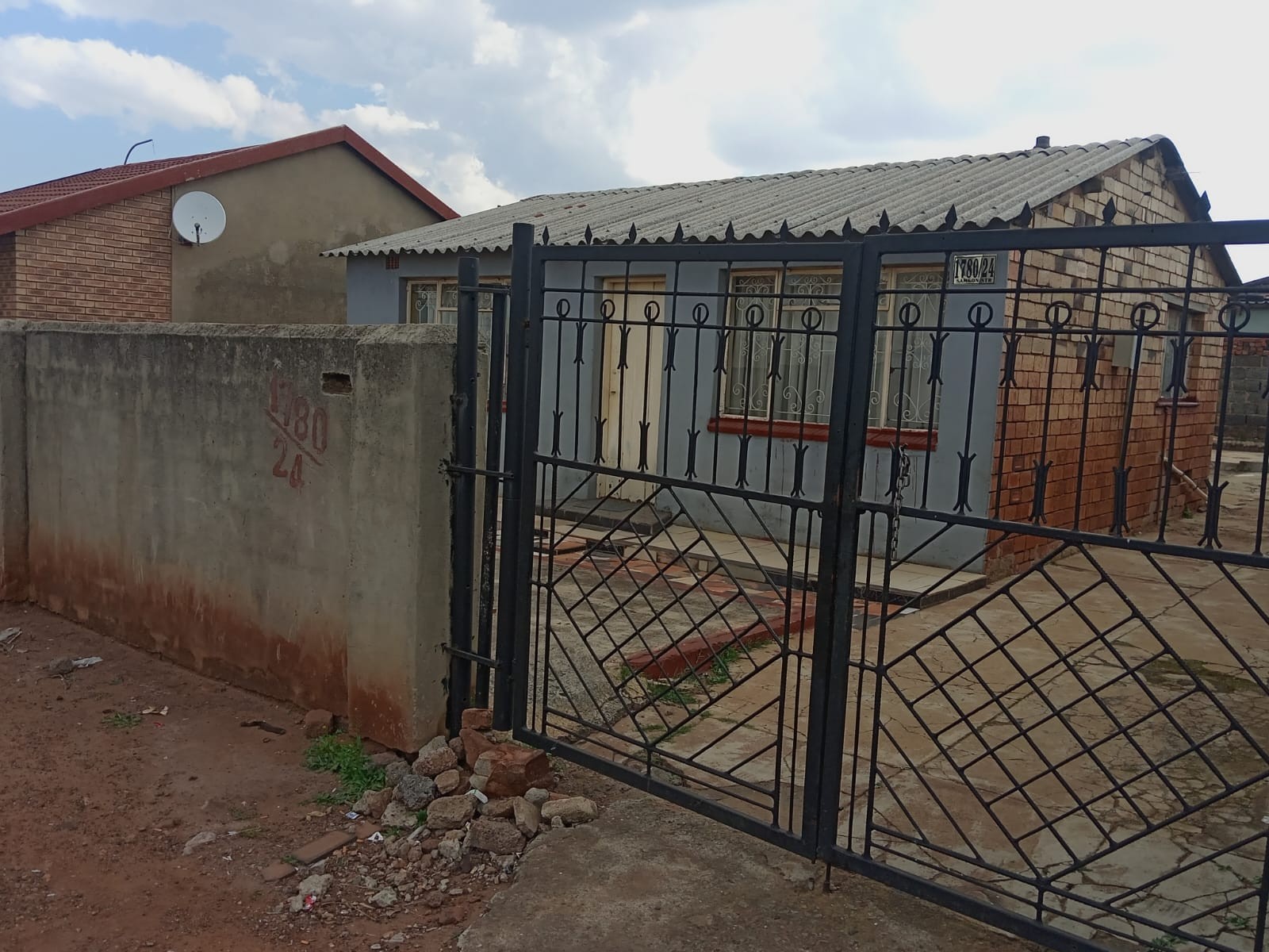 2 Bedroom House To Rent in Senaoane, Soweto
