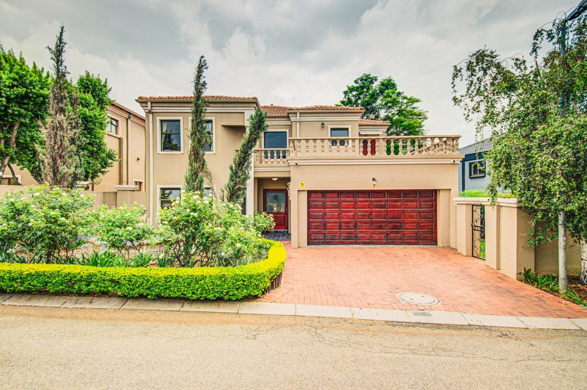 Secure 3 Bedroom 3 Bathroom House overlooking the Green Belt
