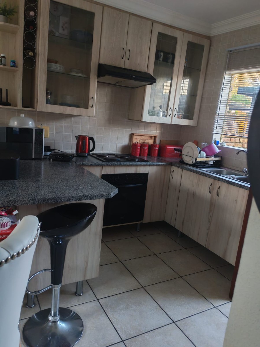 2 Bed,2 Bath Townhouse for rent in Kyalami hills