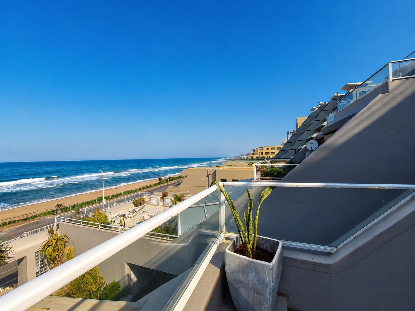 Available Immediately!!!! Unfurnished 3Beds 3Baths Apartment to Let in Umdloti Beach!