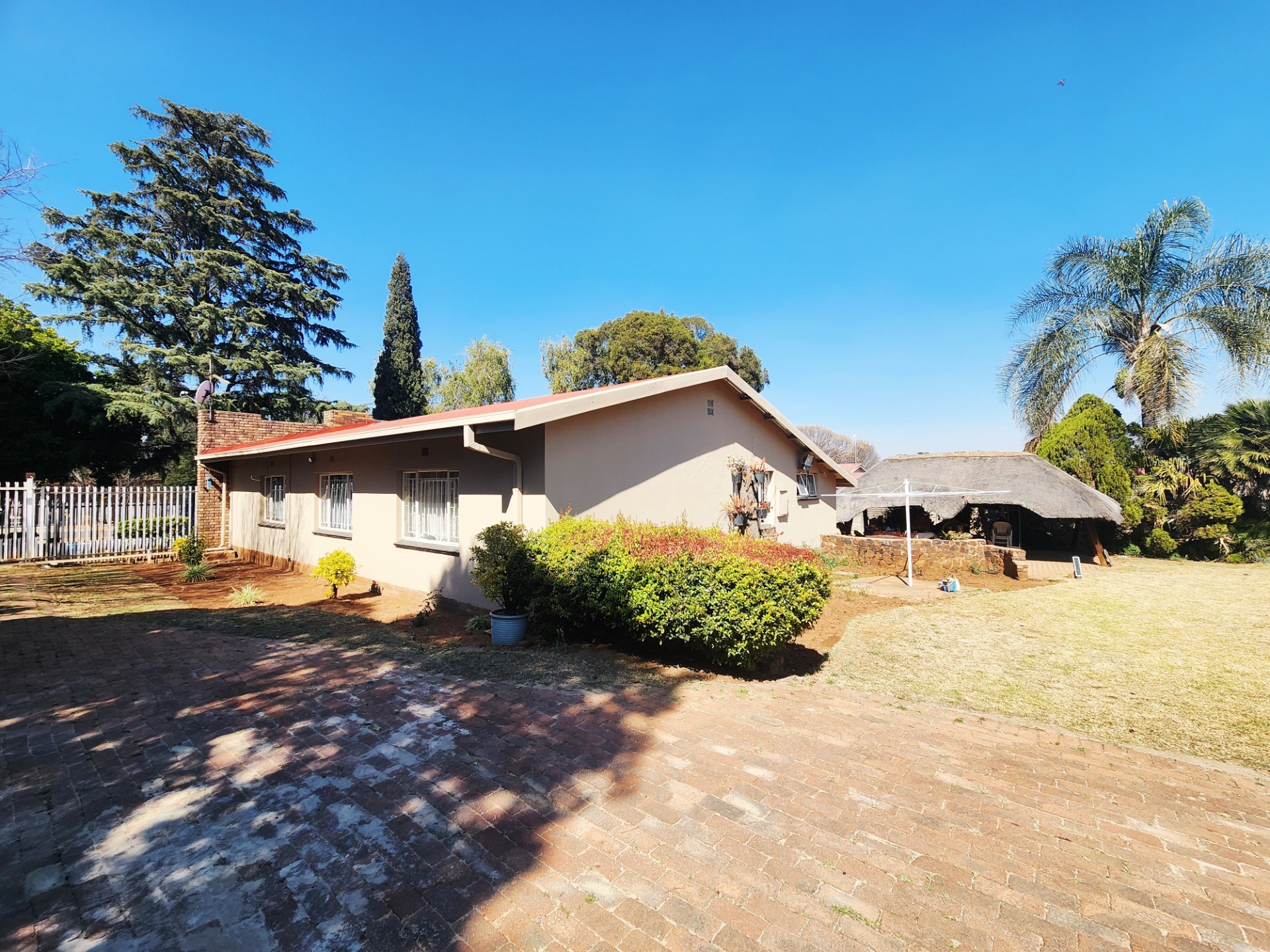 4 bedroom house with pool and large stand with lots potential for sale in Valhalla Centurion
