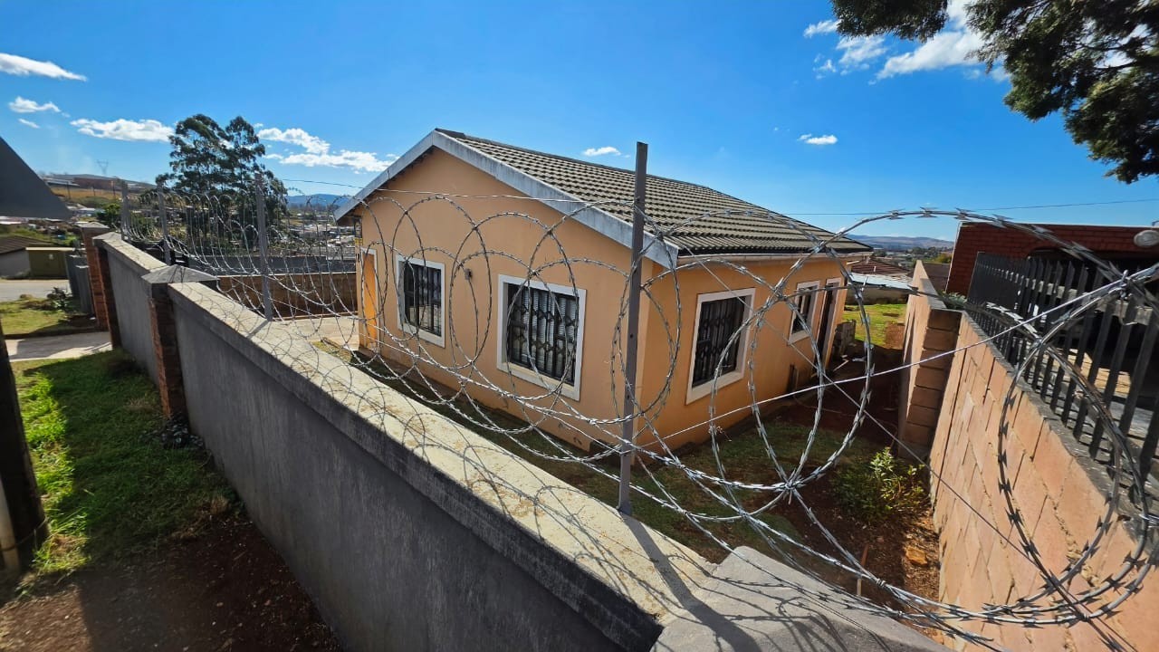 Comfortable Family Living in a Secure 3 Bedroom Home with Modern Kitchen 5