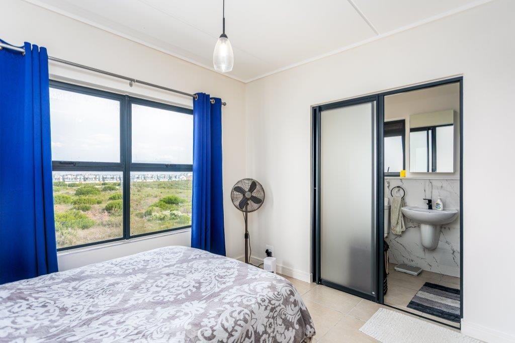 Modern 2-Bedroom Apartment with Spectacular Table Mountain Views