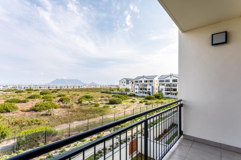 Modern 2-Bedroom Apartment with Spectacular Table Mountain Views