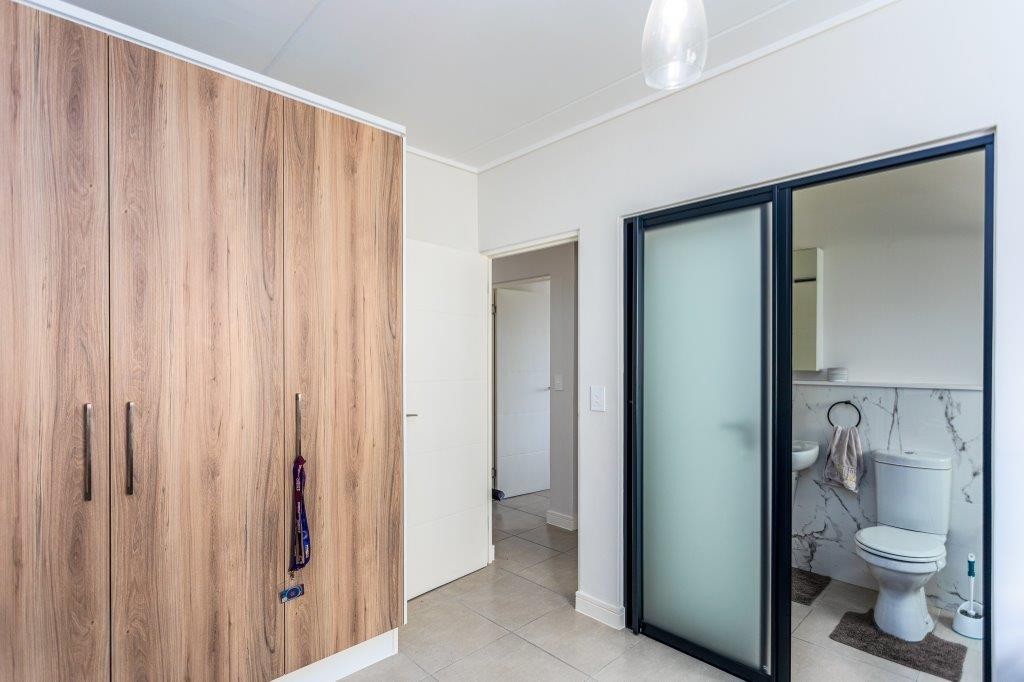 Modern 2-Bedroom Apartment with Spectacular Table Mountain Views