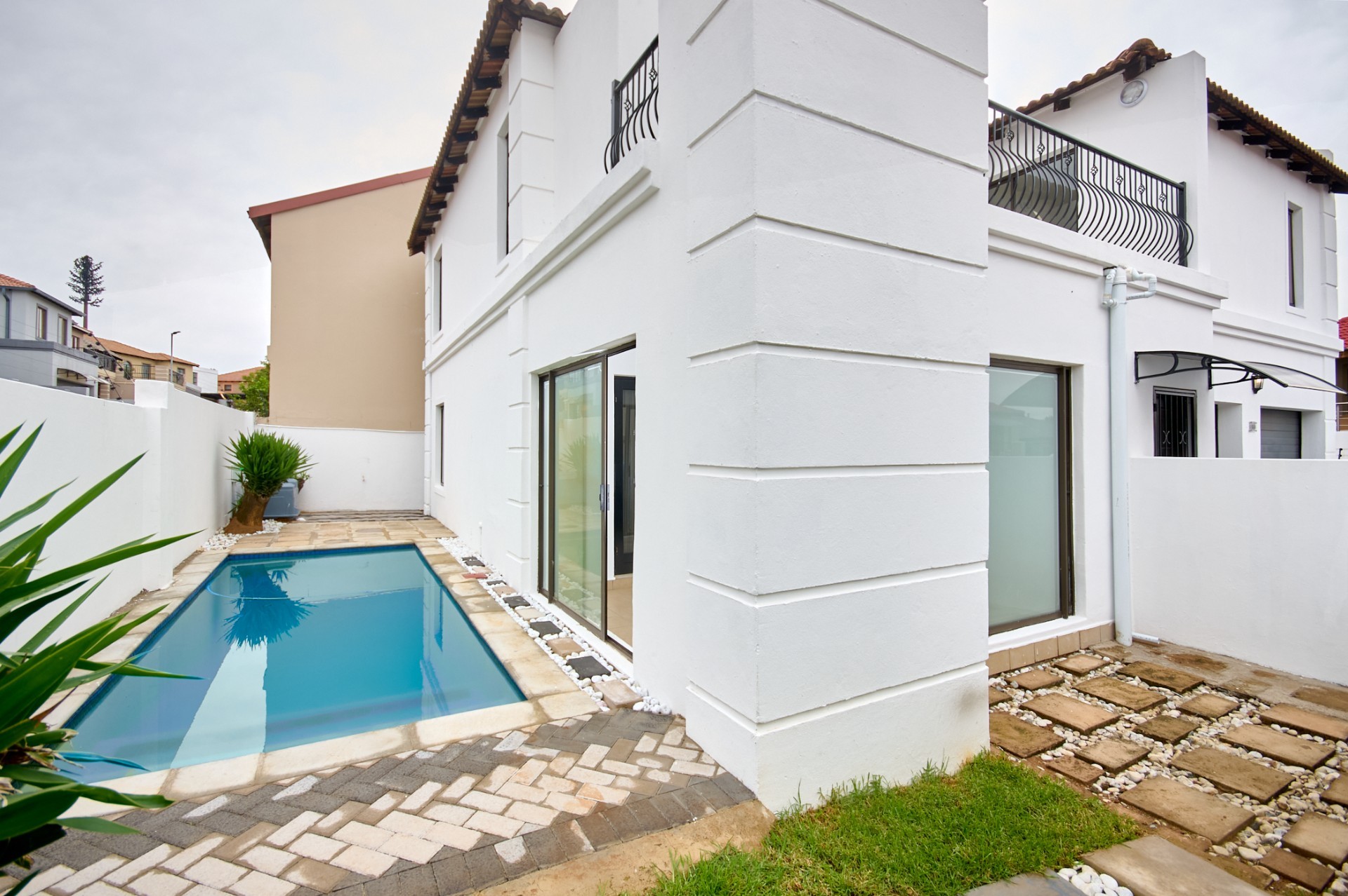 Charming 3-Bedroom House with Private Pool In Halfway Gardens, Midrand