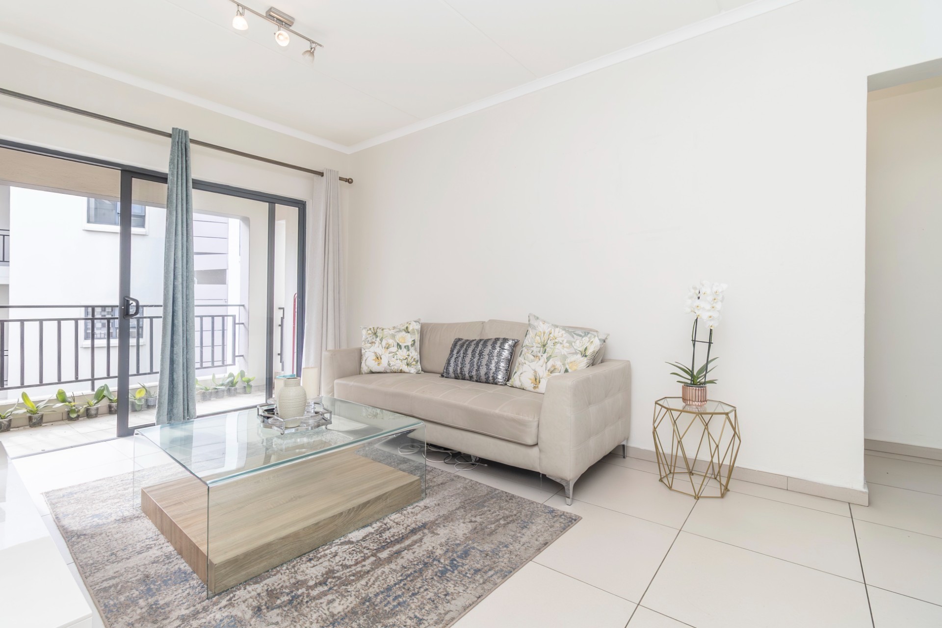 Modern 2 Bedroom Apartment with Excellent Investment Potential in Dainfern, Fourways