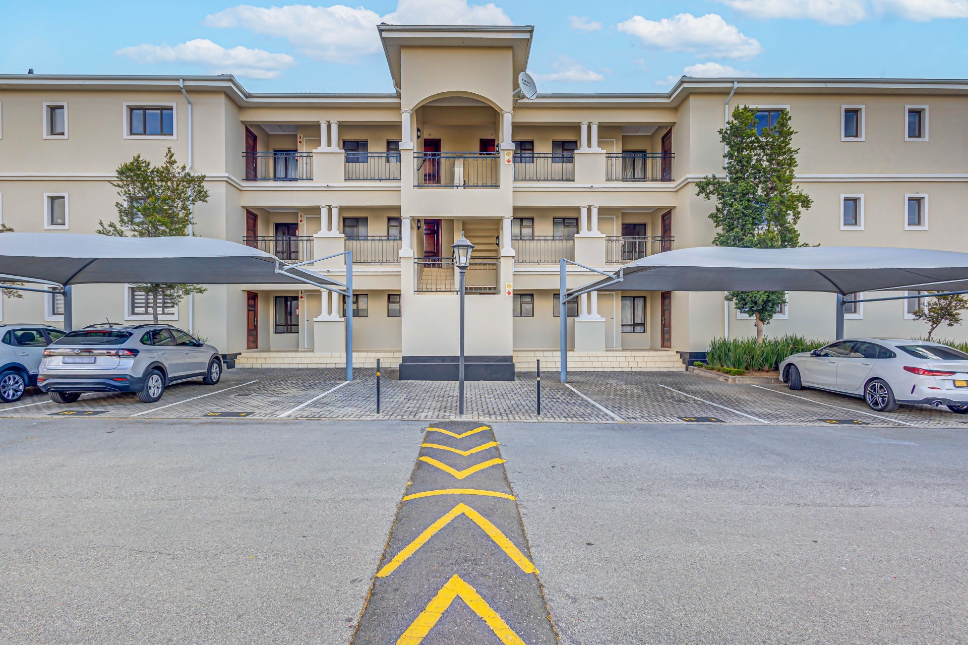 2 Bedroom Apartment for Sale in Broadacres Fourways.
