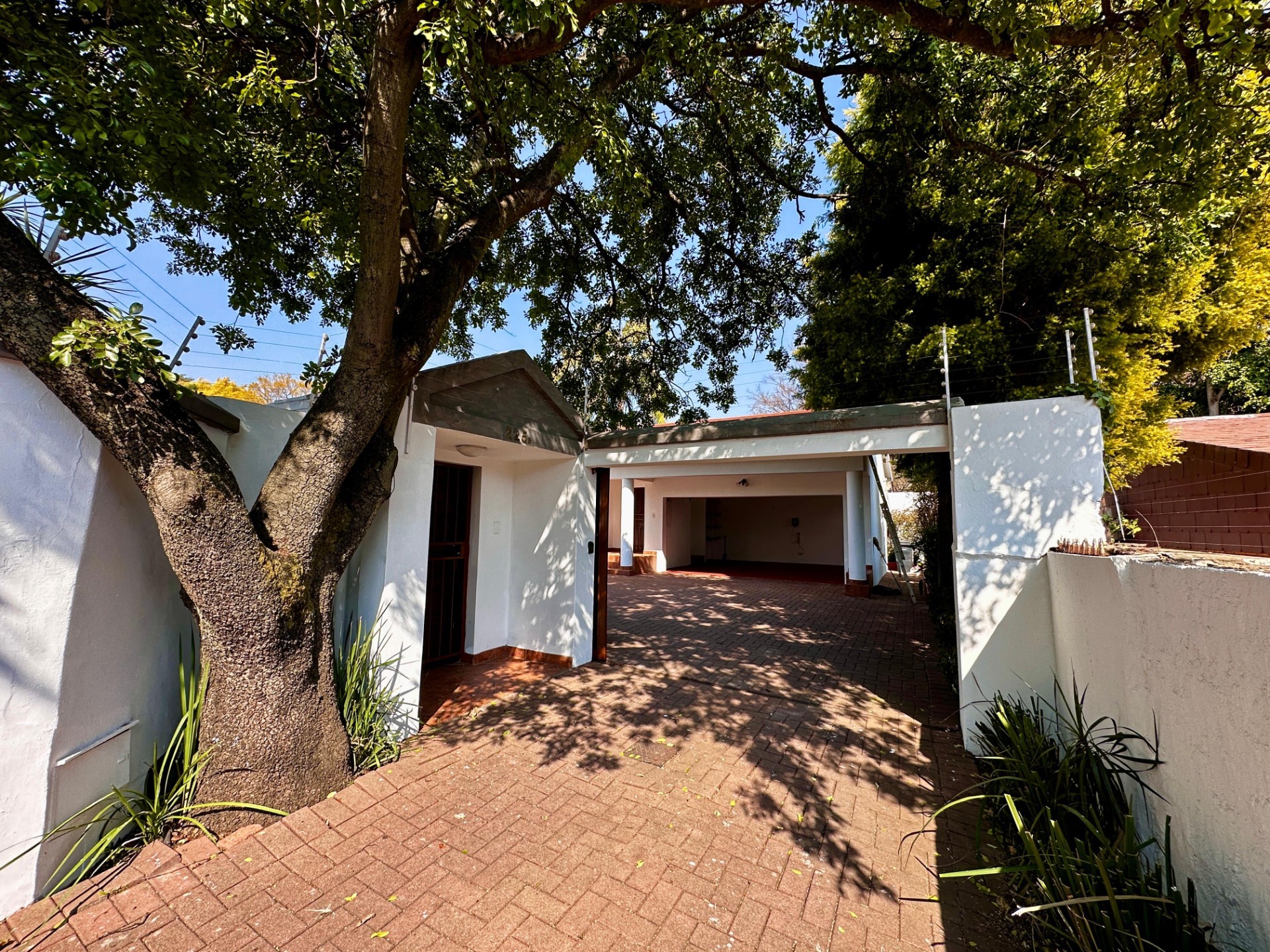3 Bedroom house with pool in Boomed of area in Brooklyn