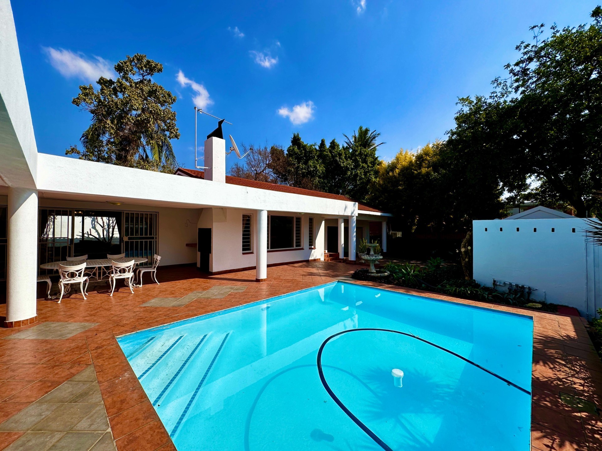 3 Bedroom house with pool in Boomed of area in Brooklyn
