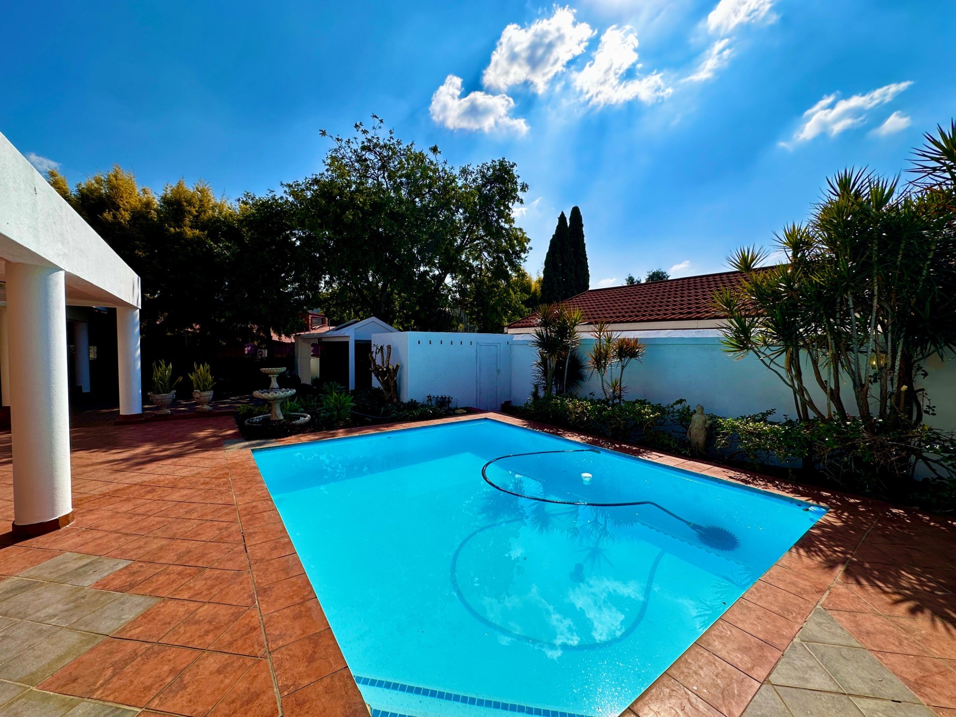 3 Bedroom house with pool in Boomed of area in Brooklyn