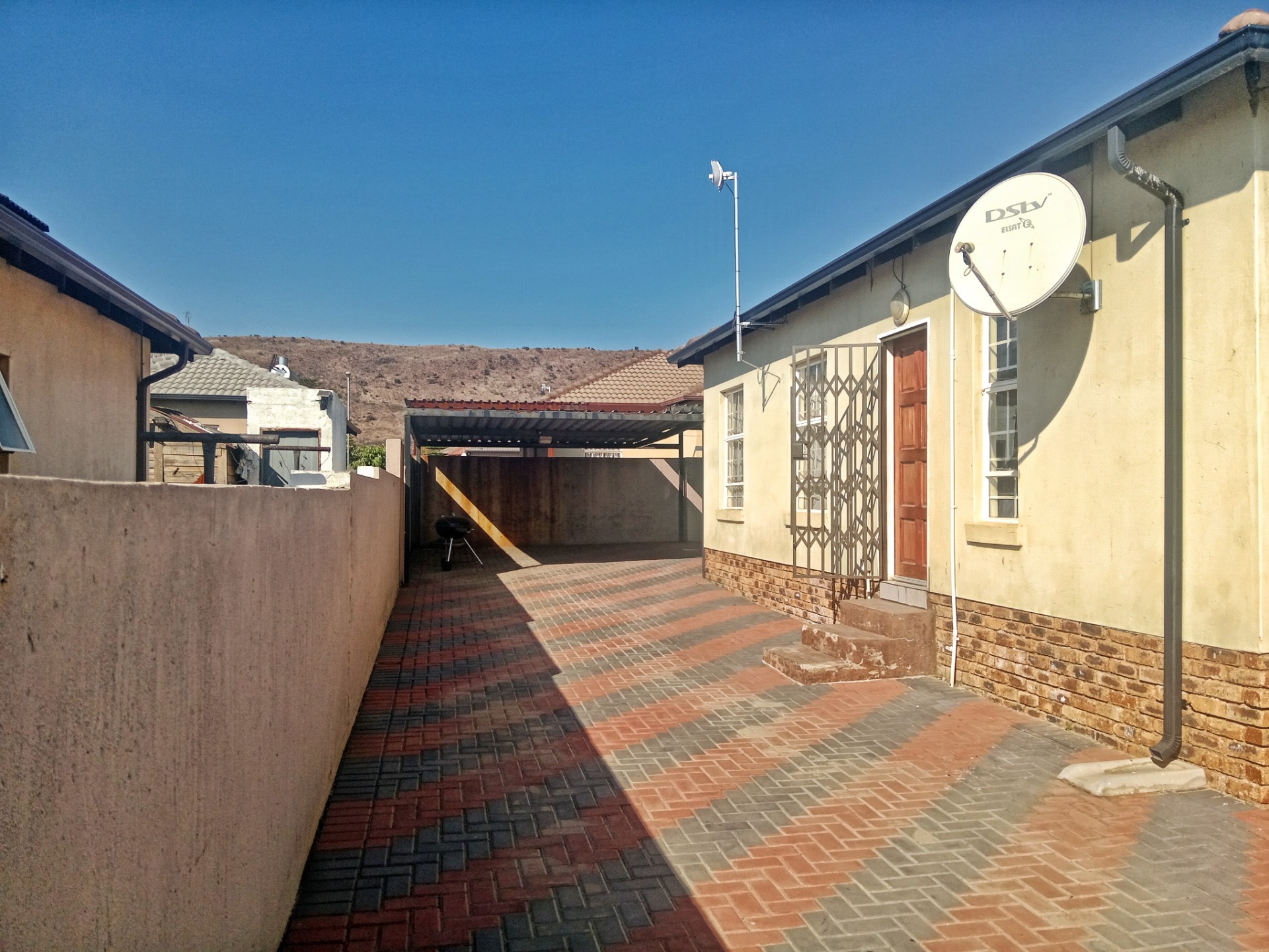Nice 3 Bedroom House To Rent in Kirkney Village, Pretoria West