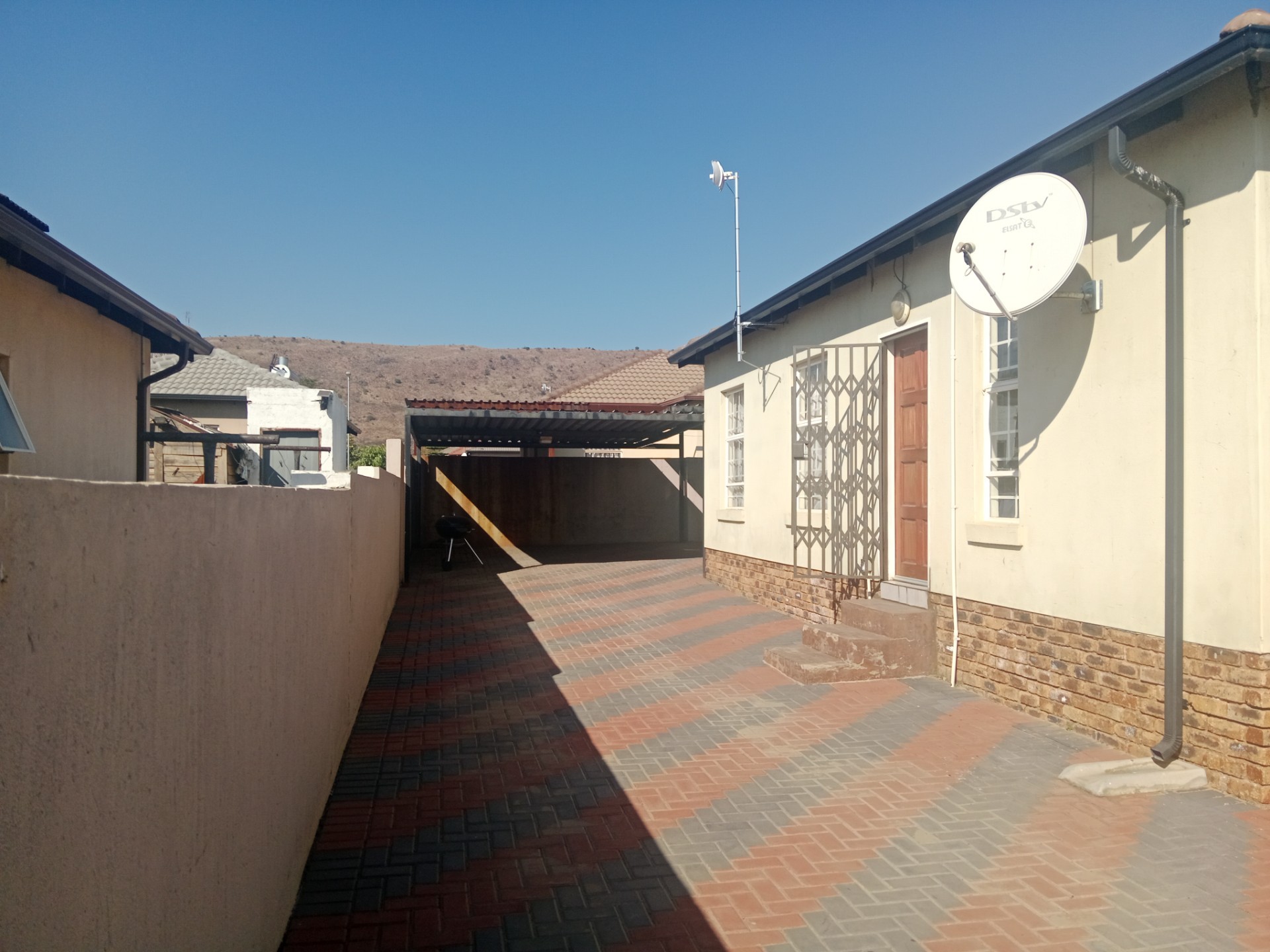 Nice 3 Bedroom House To Rent in Kirkney Village, Pretoria West