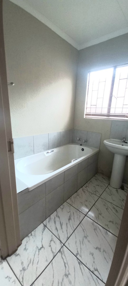 2 bedroom house available for rental immediately in Soshanguve block vv