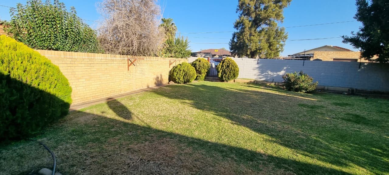 Spacious Family Home with separate 2 bedroom flat in Rhodesdene