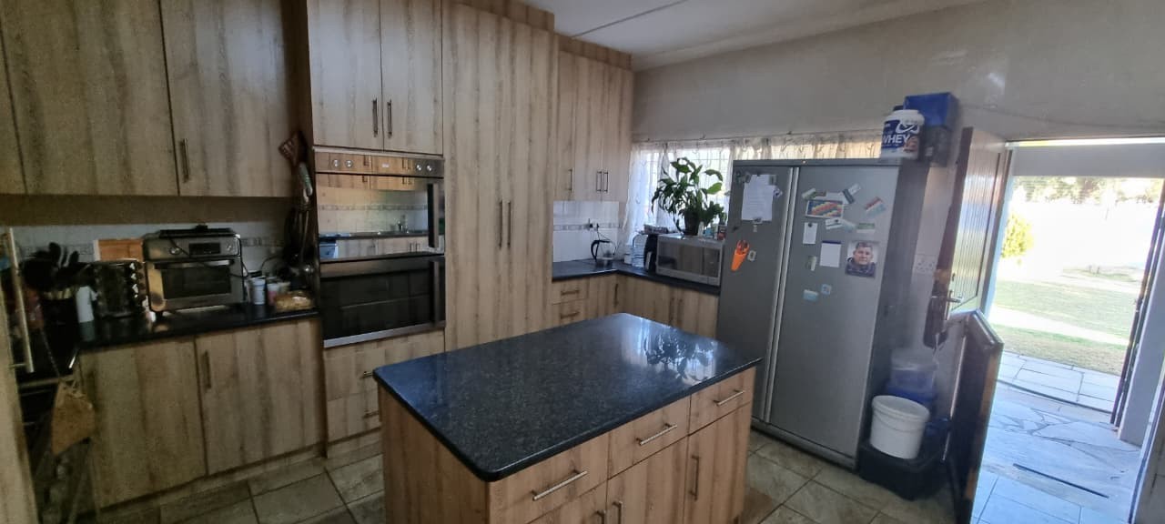 Spacious Family Home with separate 2 bedroom flat in Rhodesdene