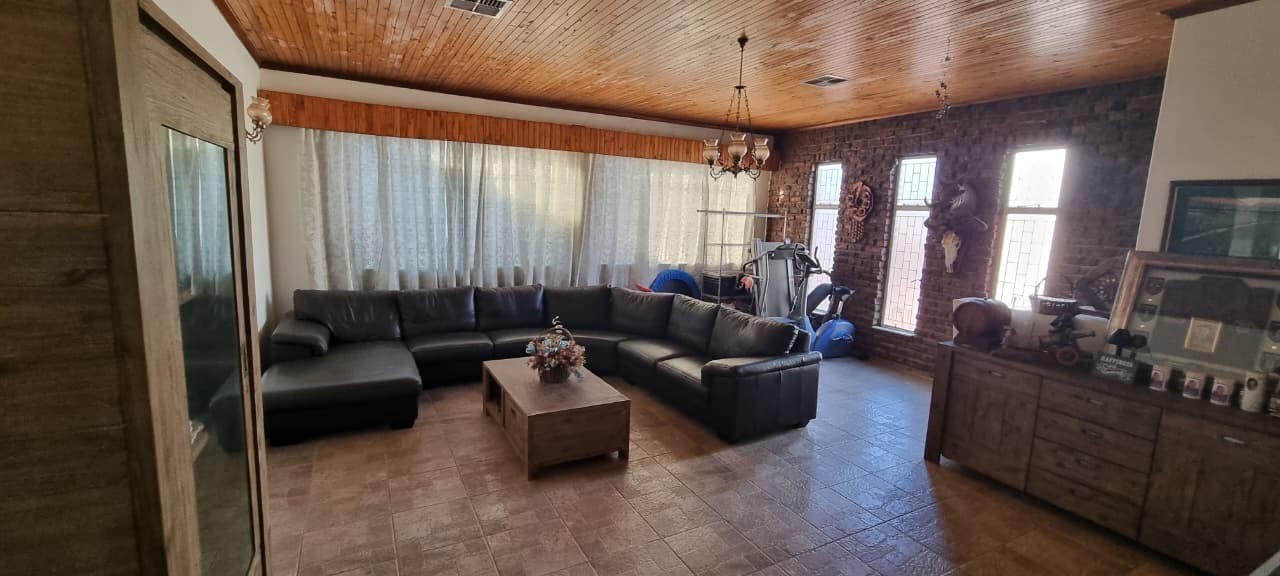 Spacious Family Home with separate 2 bedroom flat in Rhodesdene