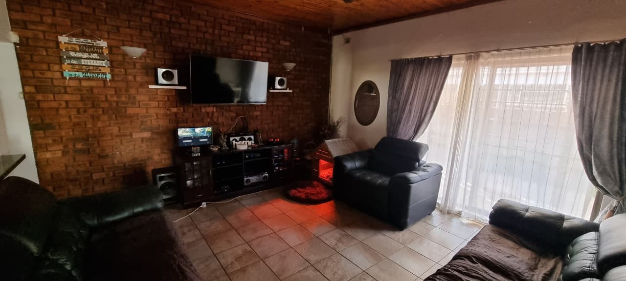 Spacious Family Home with separate 2 bedroom flat in Rhodesdene