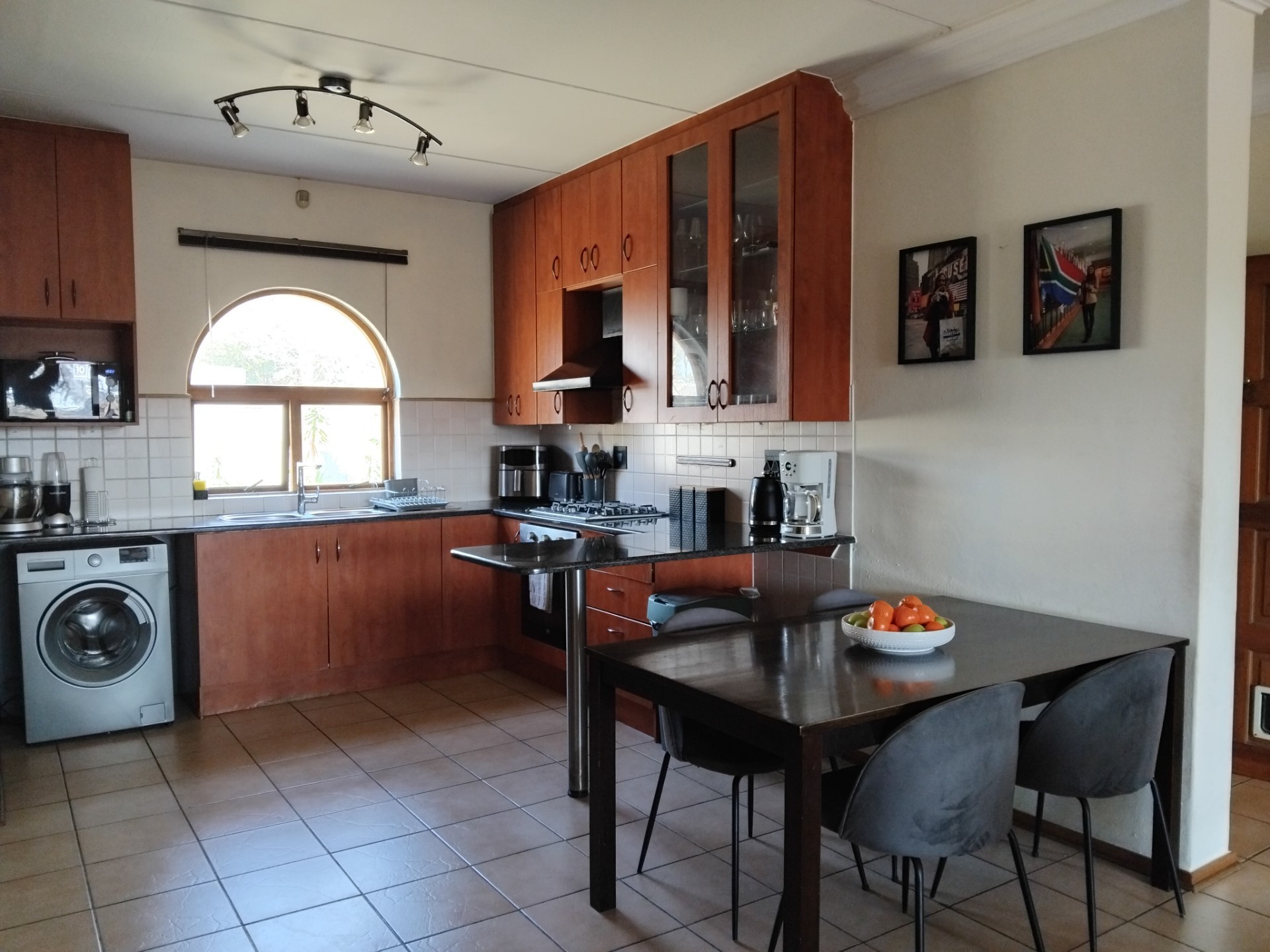 Lovely 2 Bedroom Middle Floor Apartment in Sought-After Belmont Estate (Refuse and Sewerage Incl.) 5