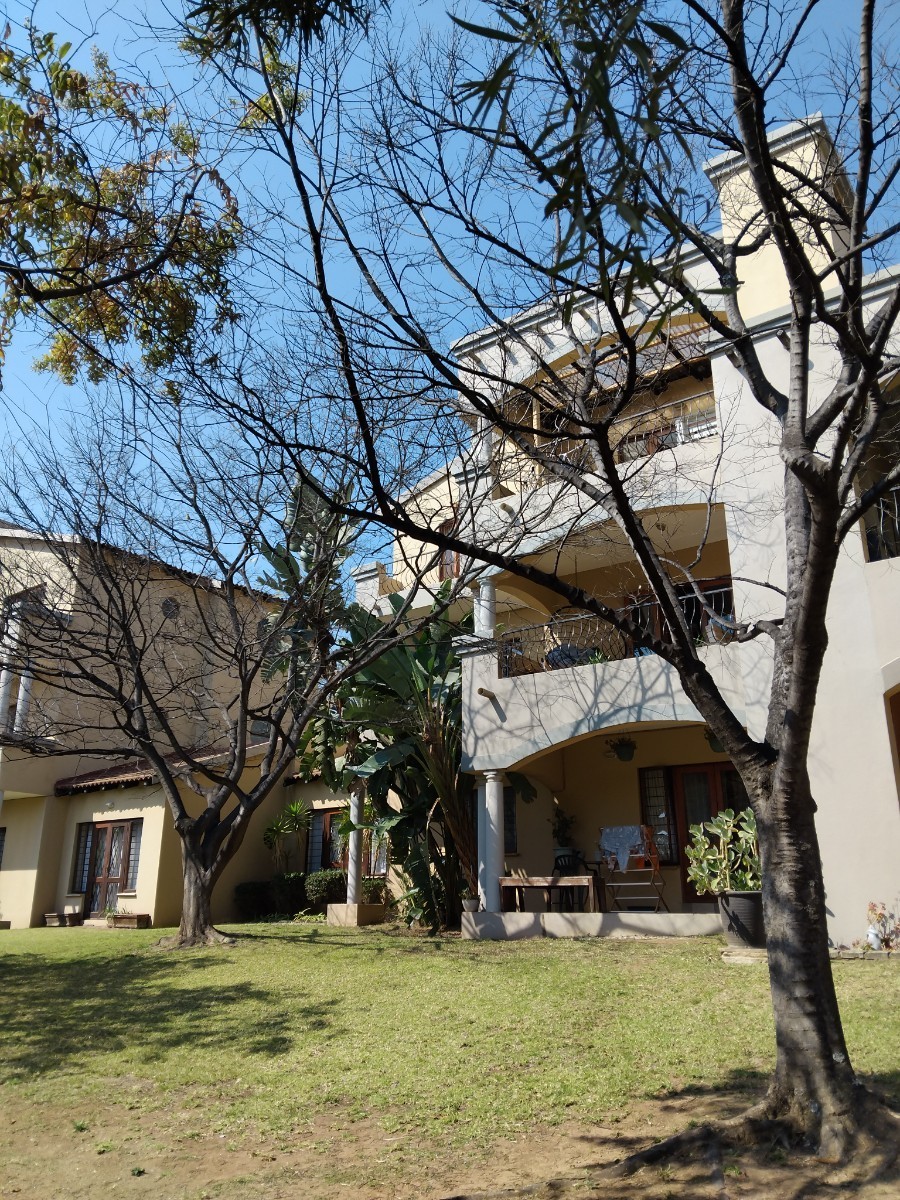 Lovely 2 Bedroom Middle Floor Apartment in Sought-After Belmont Estate (Refuse and Sewerage Incl.) 4