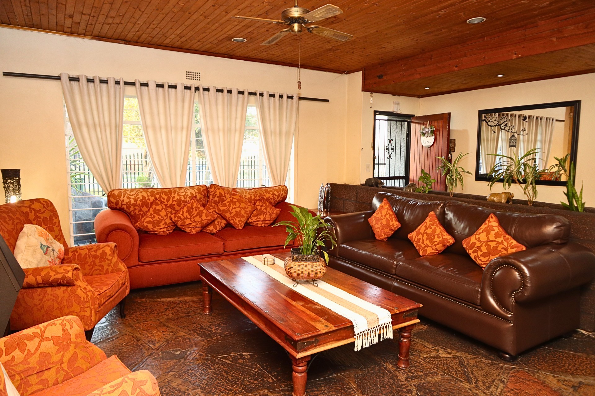 Spacious 3 Bedroom, 3 Bathroom Family Home with Cottage in Florida Lake
