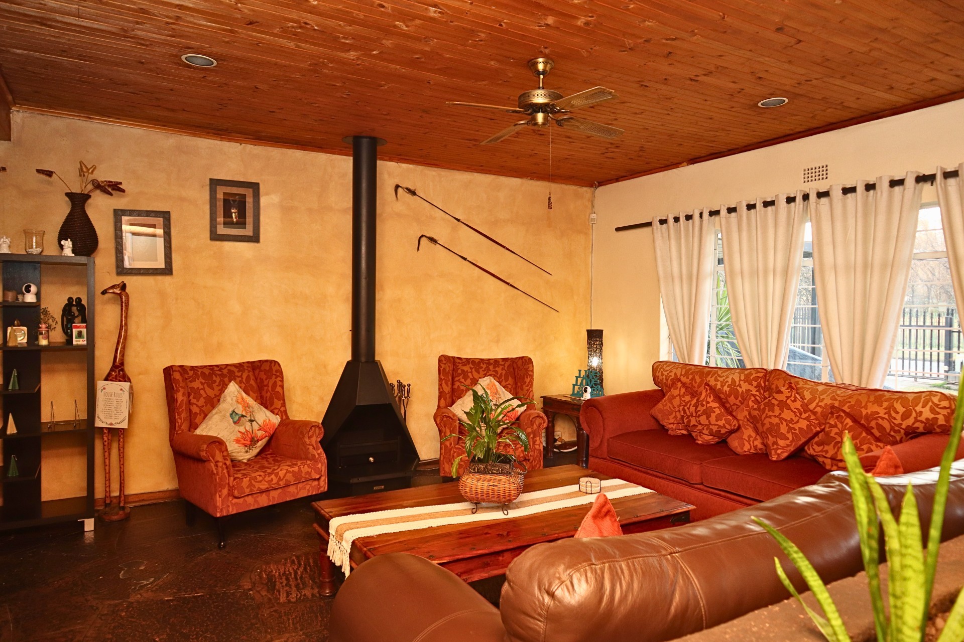 Spacious 3 Bedroom, 3 Bathroom Family Home with Cottage in Florida Lake