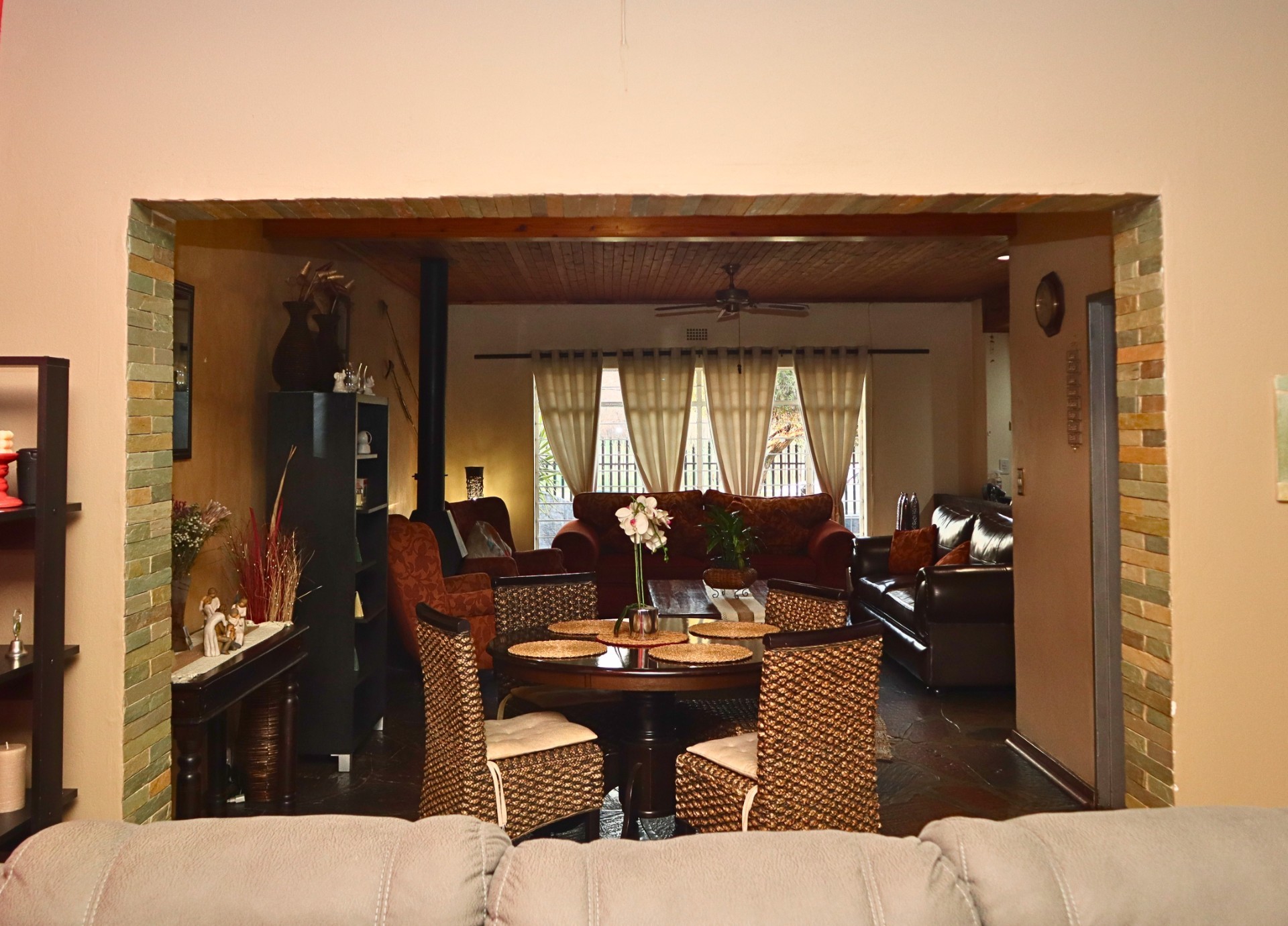 Spacious 3 Bedroom, 3 Bathroom Family Home with Cottage in Florida Lake