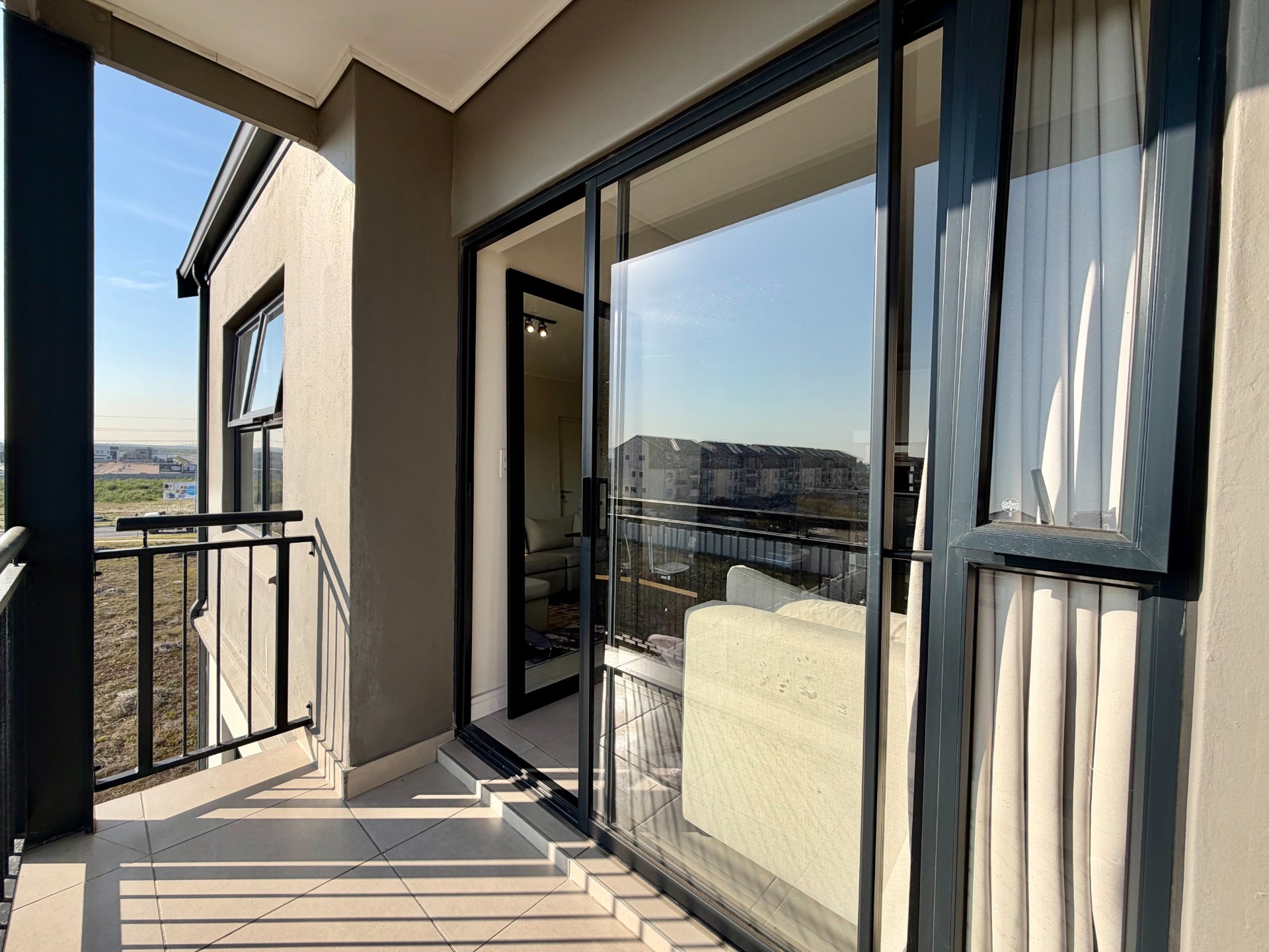 Sunny Top Floor Apartment with Open Views, Spectacular Sunsets in Fynbos Lifestyle Estate