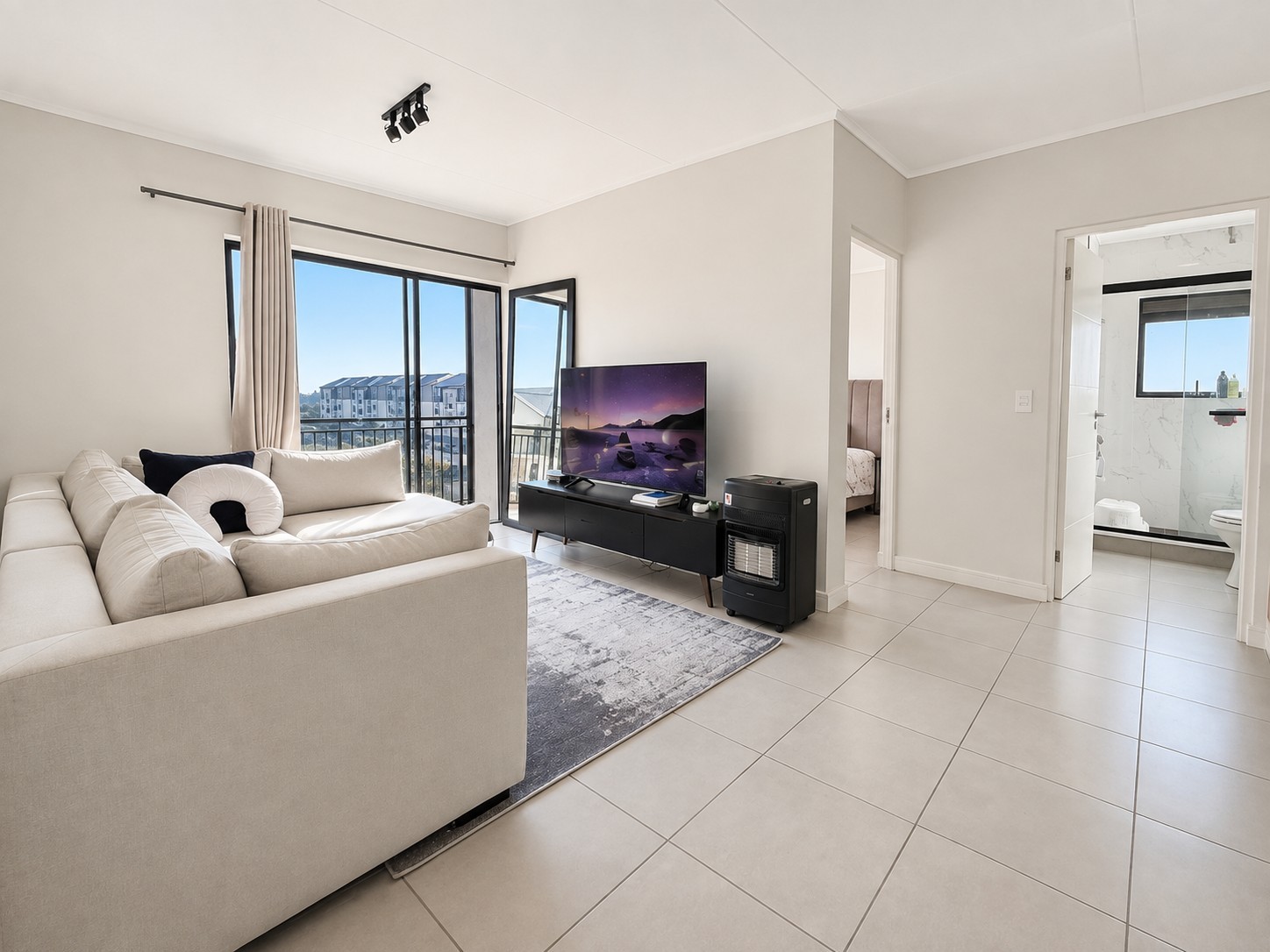 Sunny Top Floor Apartment with Open Views, Spectacular Sunsets in Fynbos Lifestyle Estate