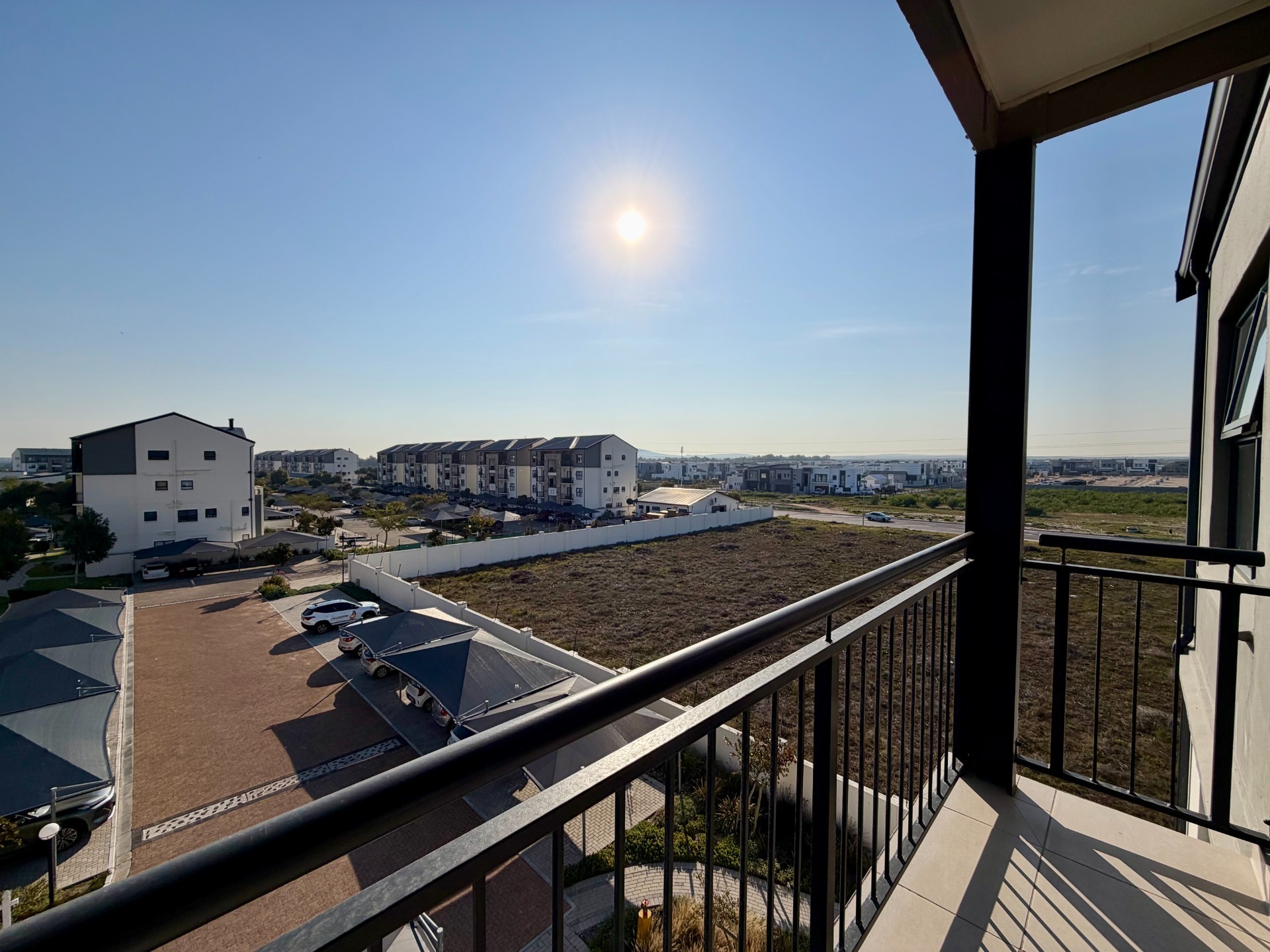 Sunny Top Floor Apartment with Open Views, Spectacular Sunsets in Fynbos Lifestyle Estate