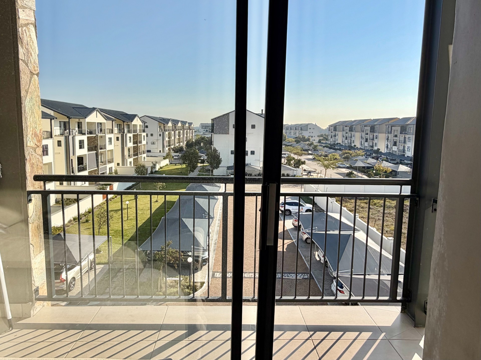 Sunny Top Floor Apartment with Open Views, Spectacular Sunsets in Fynbos Lifestyle Estate