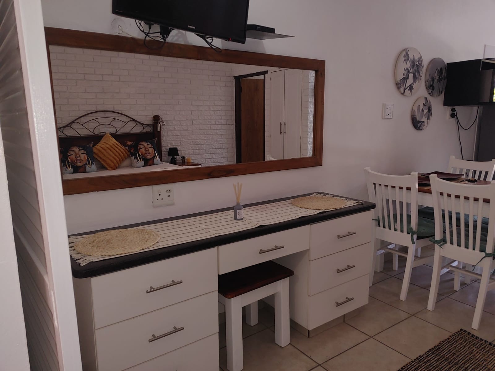 This neat and fully furnished 2-bedroom apartment is the perfect investment property