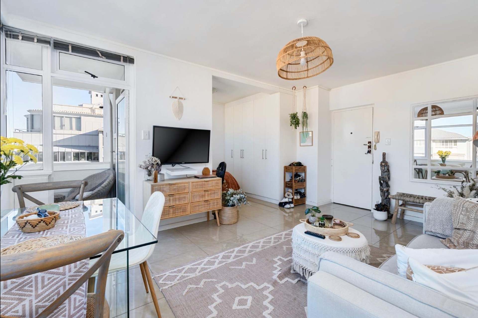 Fully Furnished 1 Bedroom Apartment to Rent in Sea Point