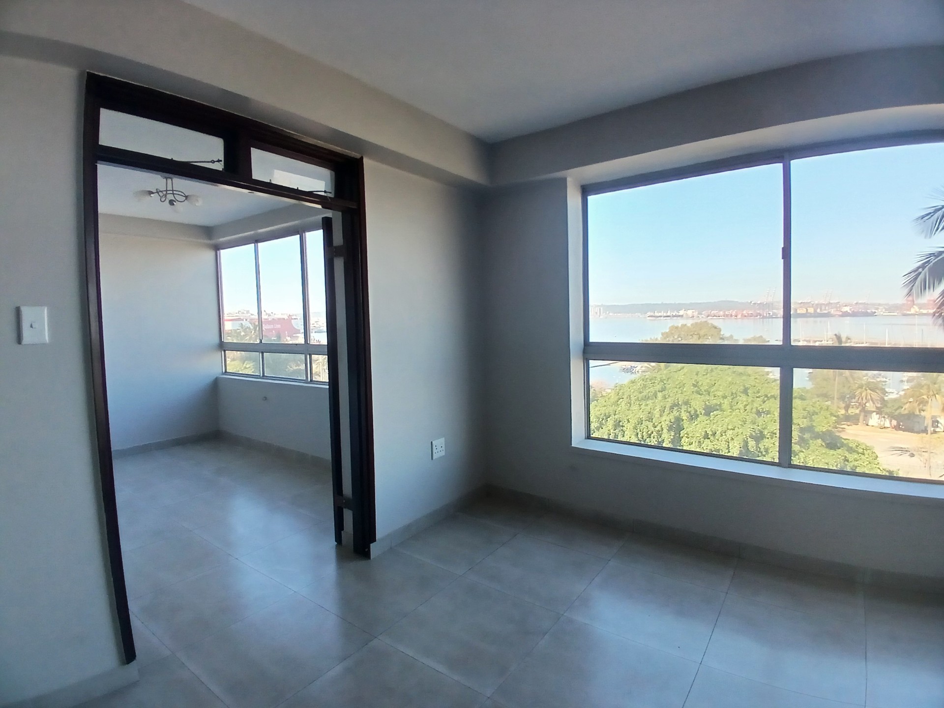 Apartment To Rent in Esplanade, Durban, KwaZulu Natal