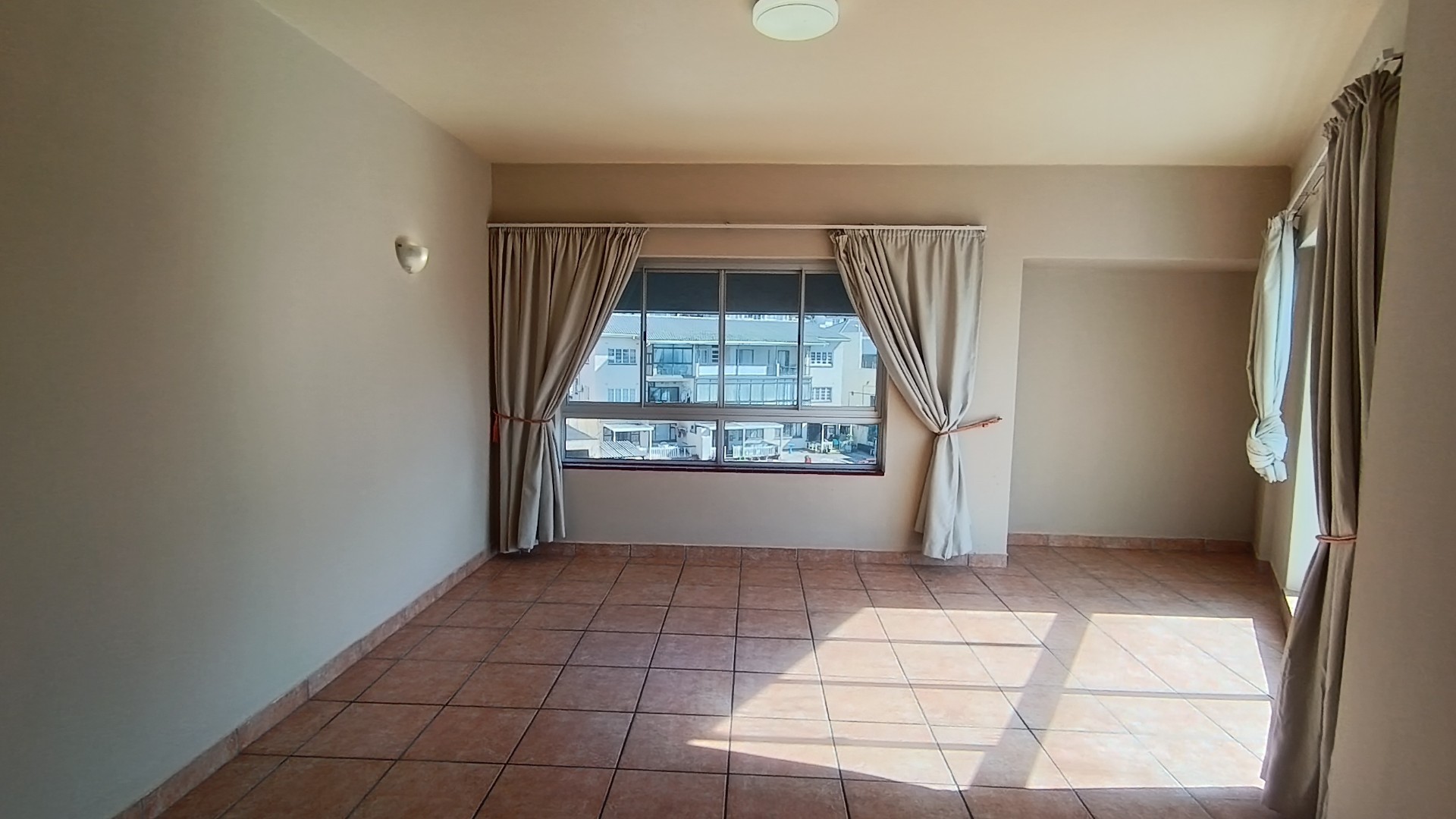 5th Floor Seaview Apartment To Rent, Margate Beach Front