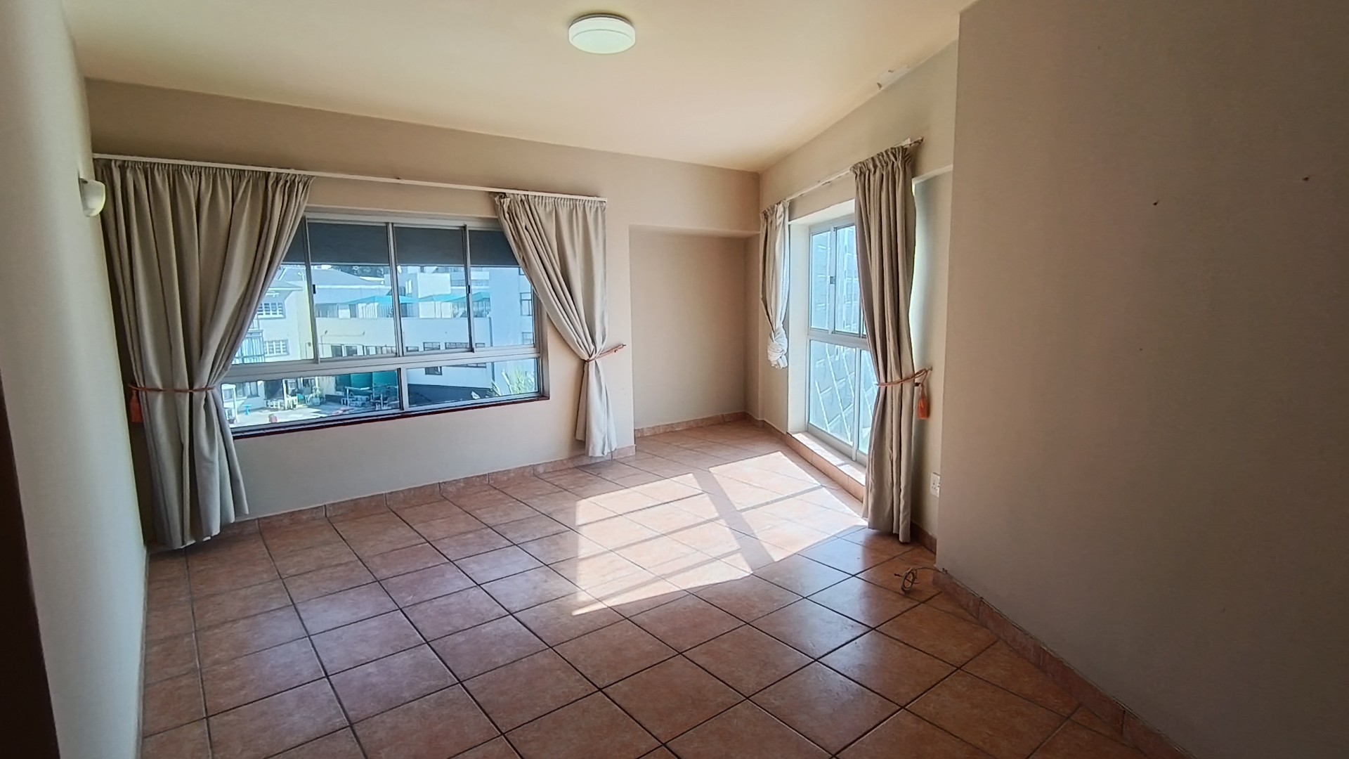 5th Floor Seaview Apartment To Rent, Margate Beach Front