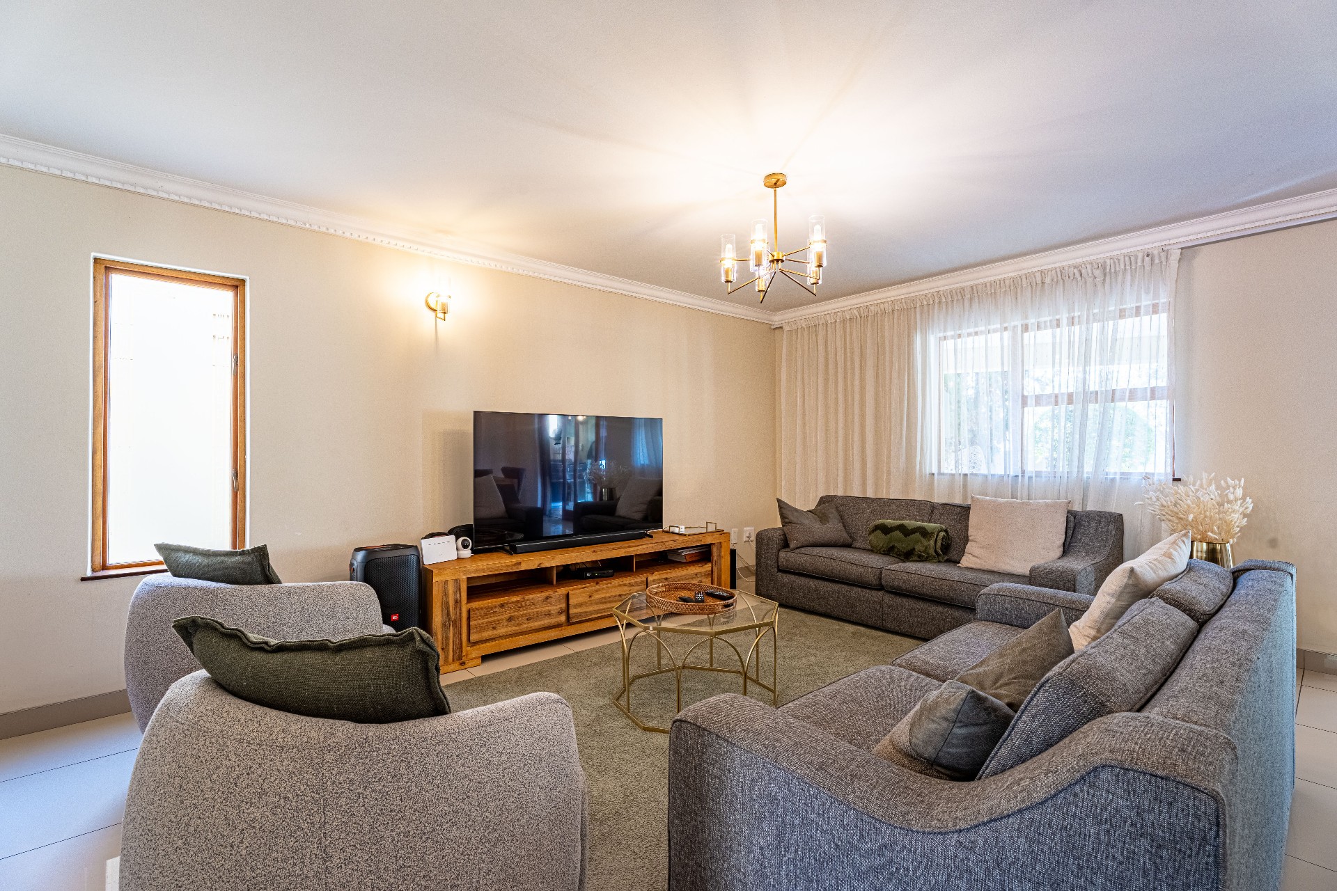 3 Bedroom, 2.5 Bathroom Modern Double Storey Townhouse in Barbeque Downs