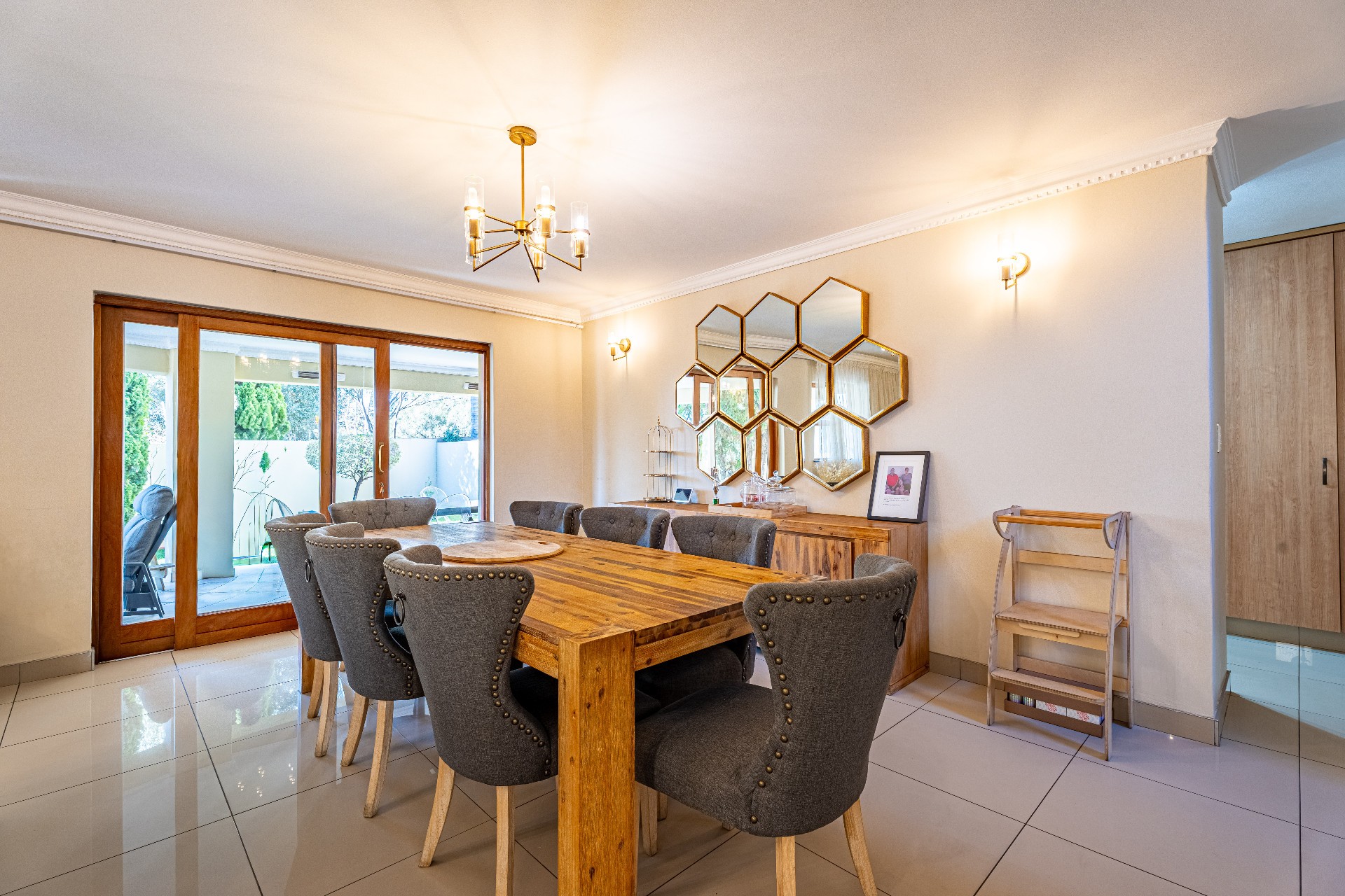 3 Bedroom, 2.5 Bathroom Modern Double Storey Townhouse in Barbeque Downs